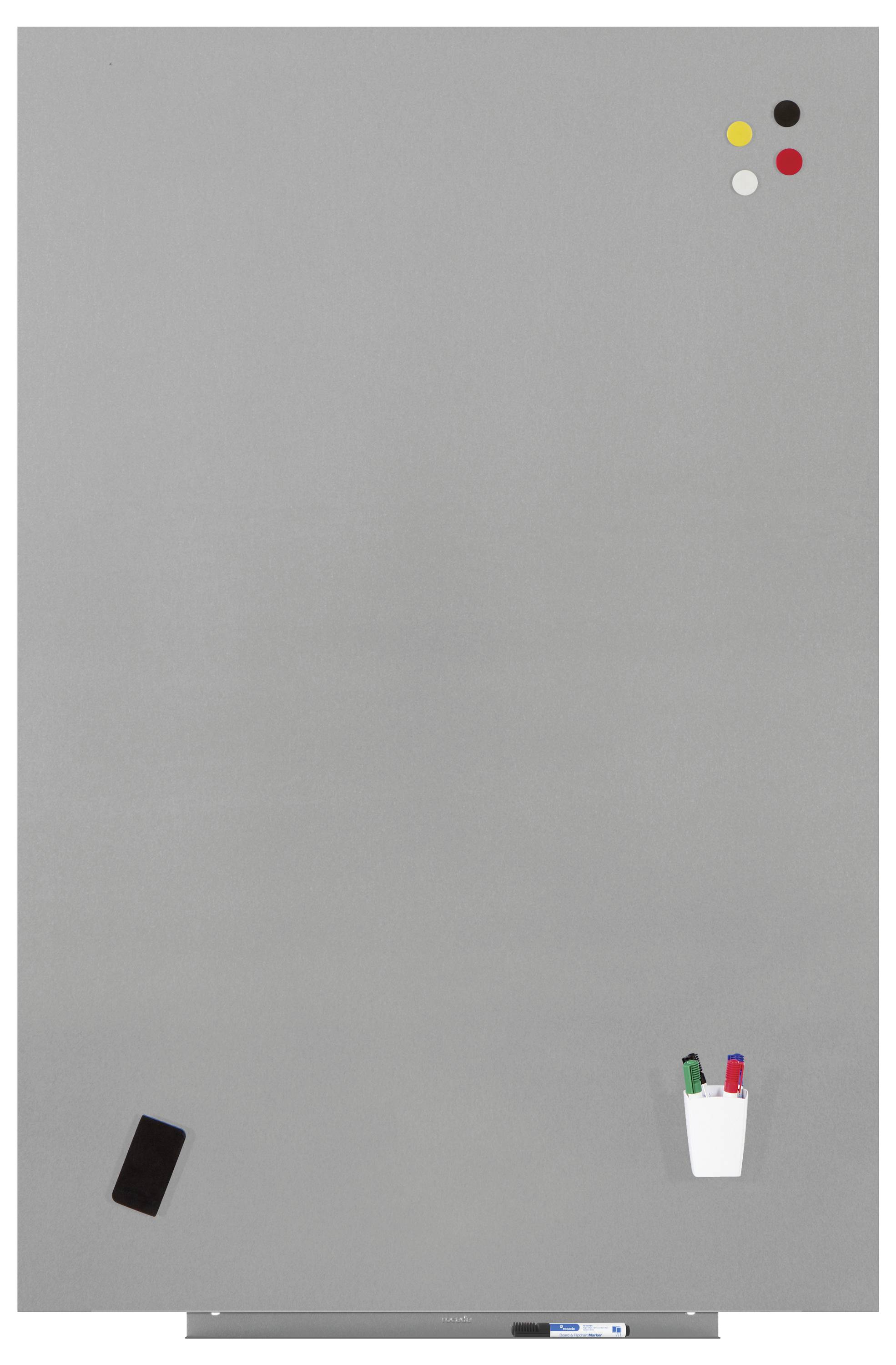 Szara tablica magnetyczna z notatnikiem, kolorowymi magnesami i pojemnikiem na długopisy.