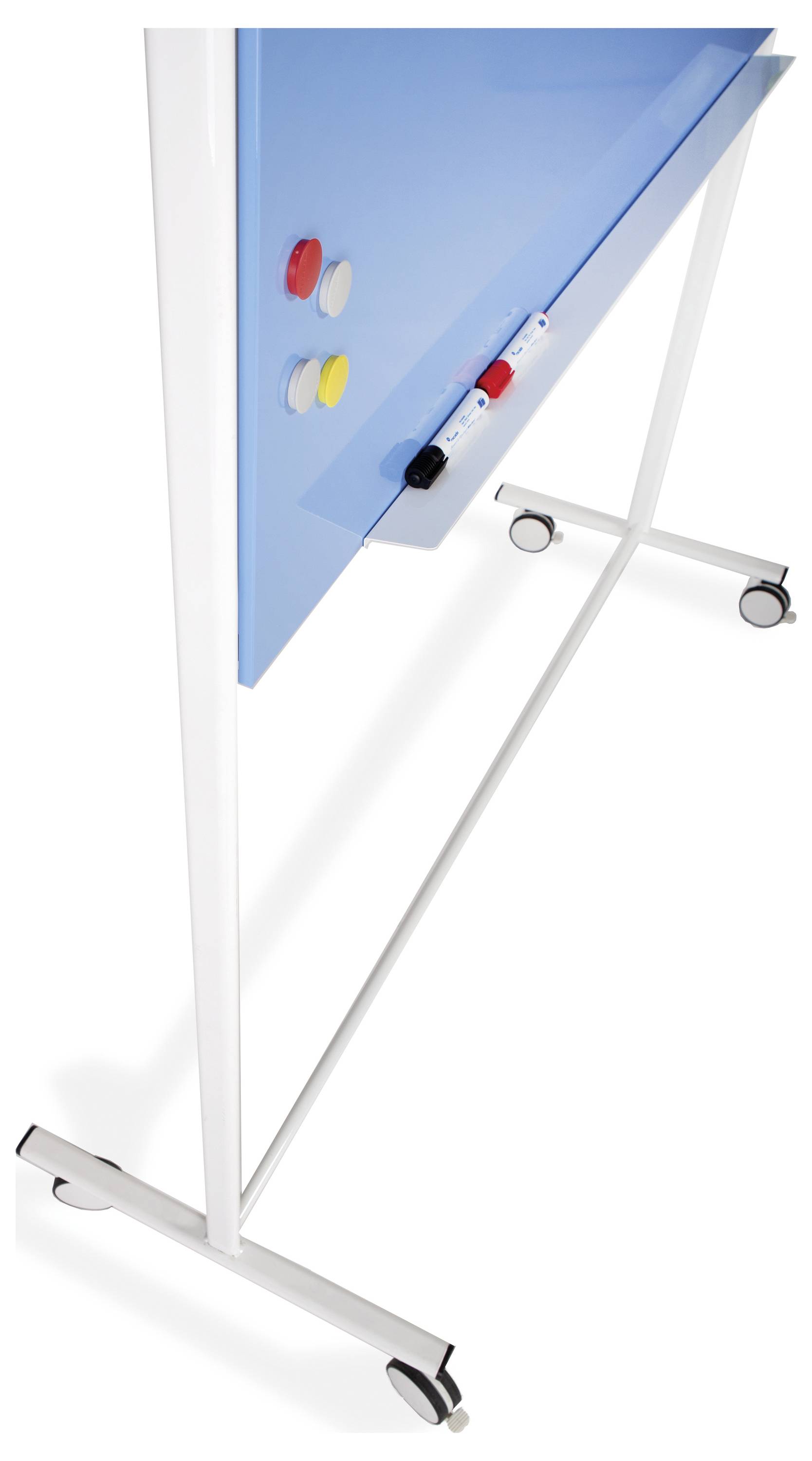 Biała tablica flipchart z niebieskim obszarem do pisania, zamontowana na kółkach. Na tablicy przymocowane są kolorowe magnesy i marker.
