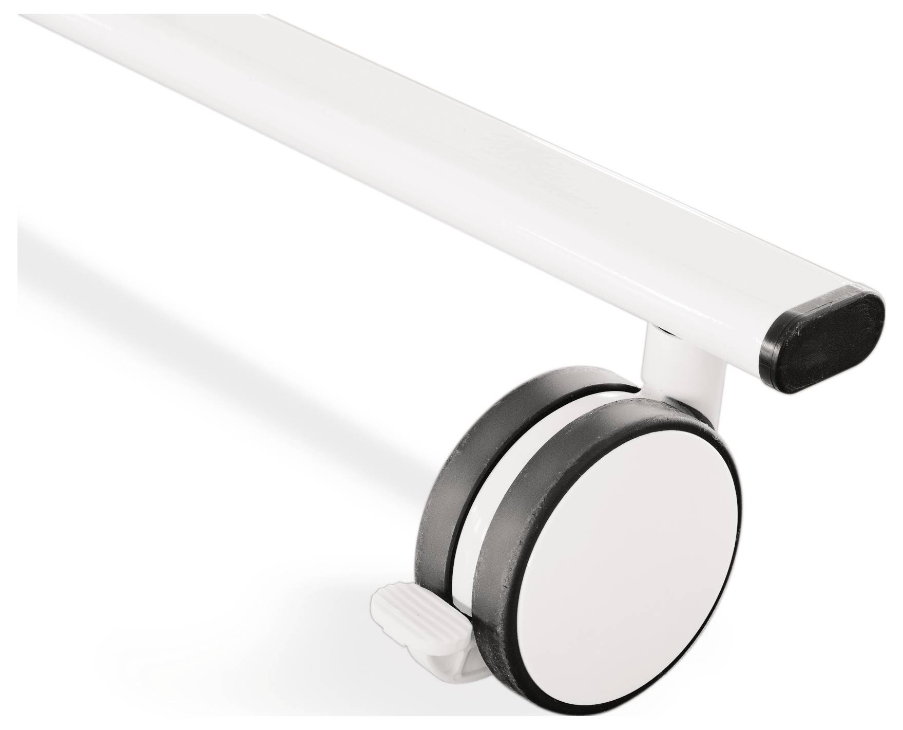 Zbliżenie białego kółka meblowego z czarną obwódką oraz dźwignią blokującą, umieszczonego na podłodze.