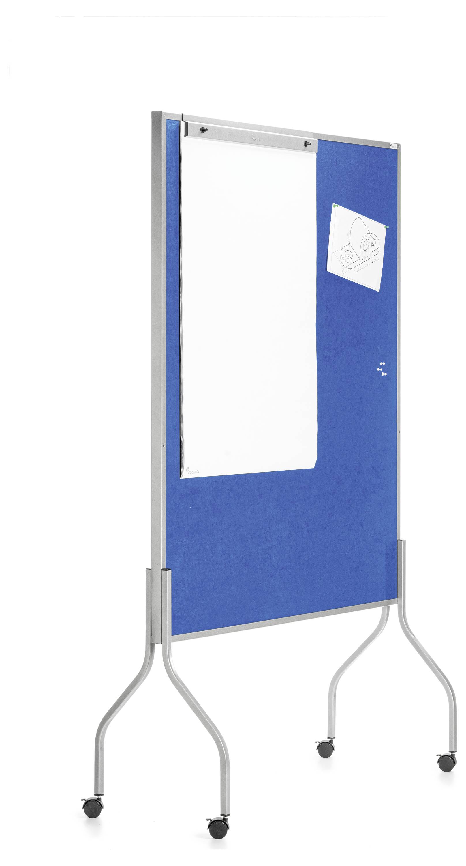 Mobilna, niebieska tablica suchościeralna na stalowych nogach z kółkami. Kartka z naszkicowanym rysunkiem jest do niej przyczepiona.