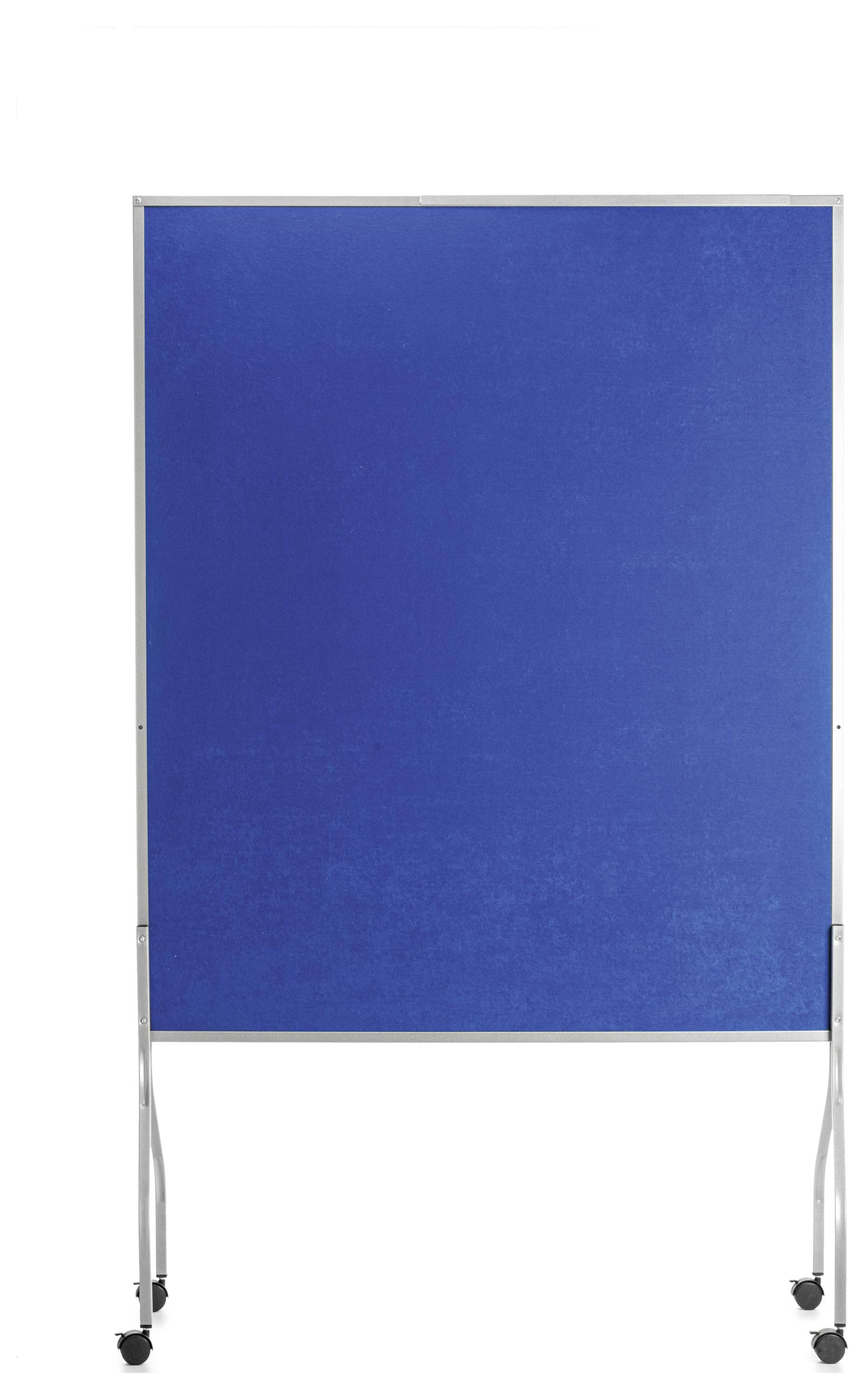 Niebieska tablica na kółkach, wolnostojąca i pusta, na białym tle.