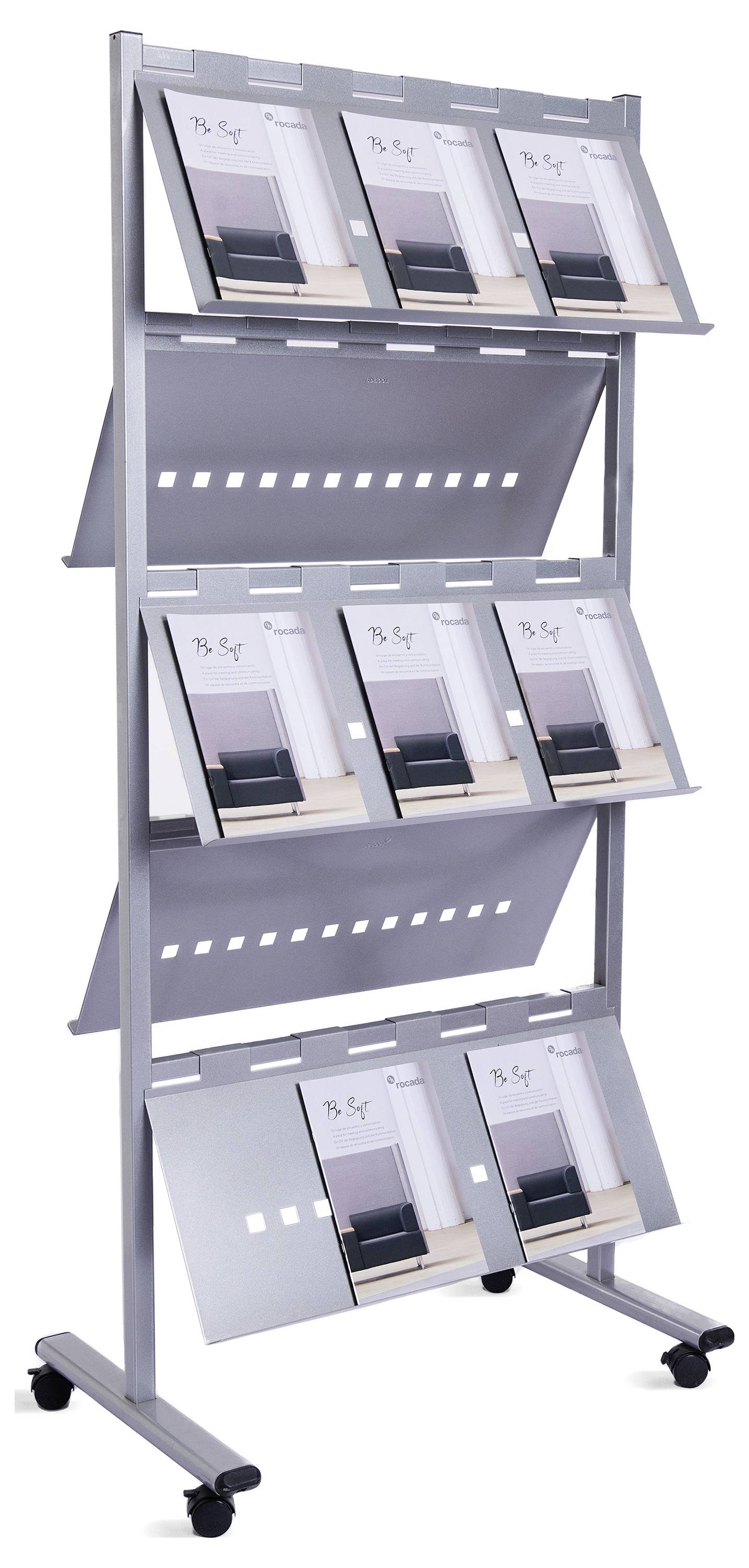 Stojak na prospekty z wieloma przegródkami, wypełniony identycznymi czasopismami, stoi na kółkach.