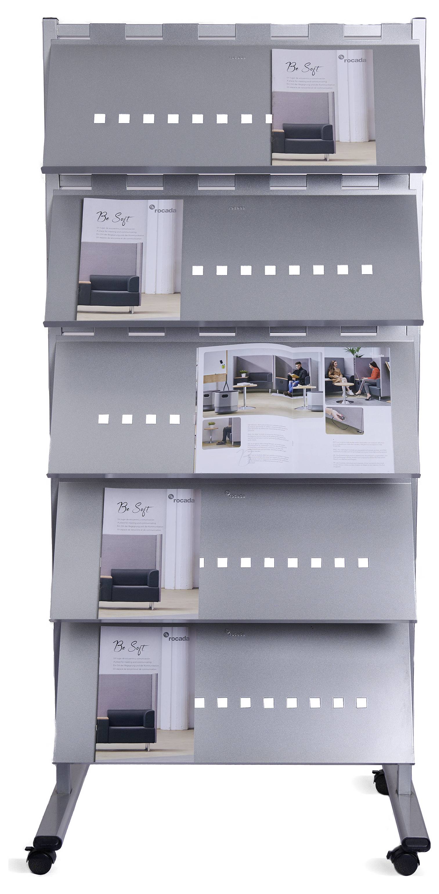 Stojak na prospekty z wieloma przegrodami, prezentujący broszury z obrazami nowoczesnego wystroju wnętrz. Stojak jest zamontowany na kółkach.