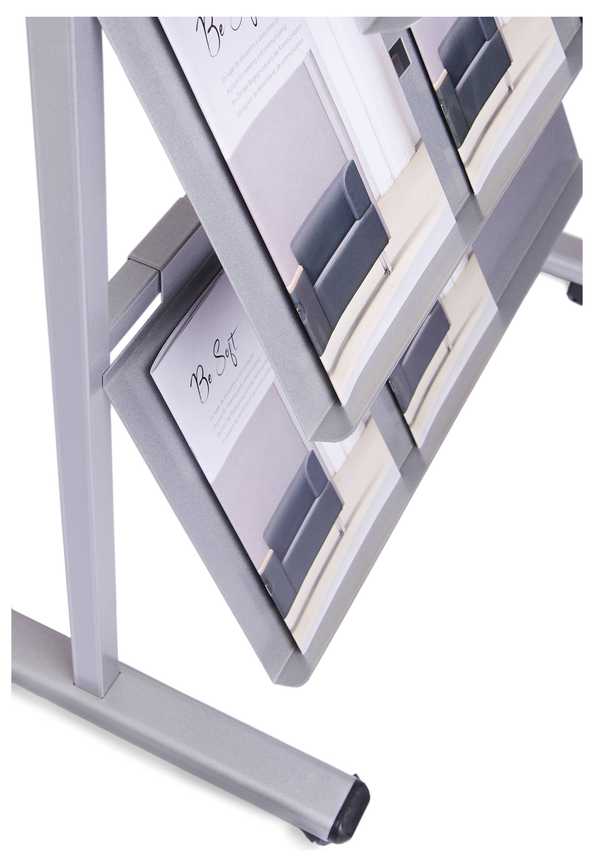 Stojak na plakaty z wieloma oprawionymi plakatami reklamowymi w orientacji poziomej, widziany z boku.