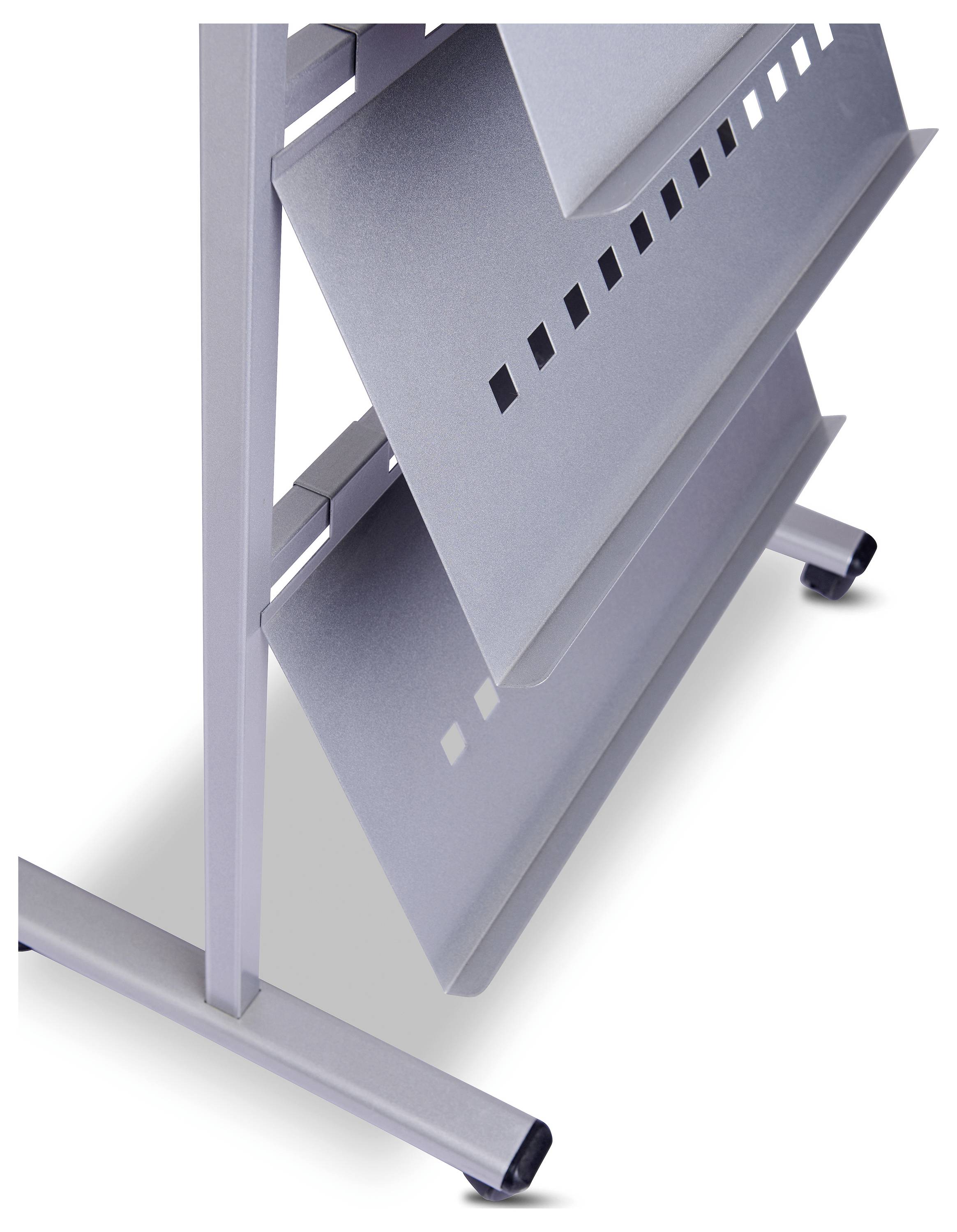 Srebrny, metalowy stojak na prospekty z pochyłymi półkami i kwadratowymi wycięciami. Idealny do prezentacji broszur.