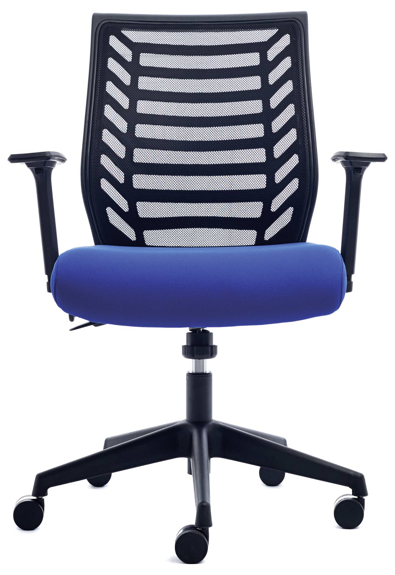 Krzesło biurowe z czarną siateczkową oparką i niebieskim siedziskiem, z regulowanymi podłokietnikami i kółkami, na białym tle.