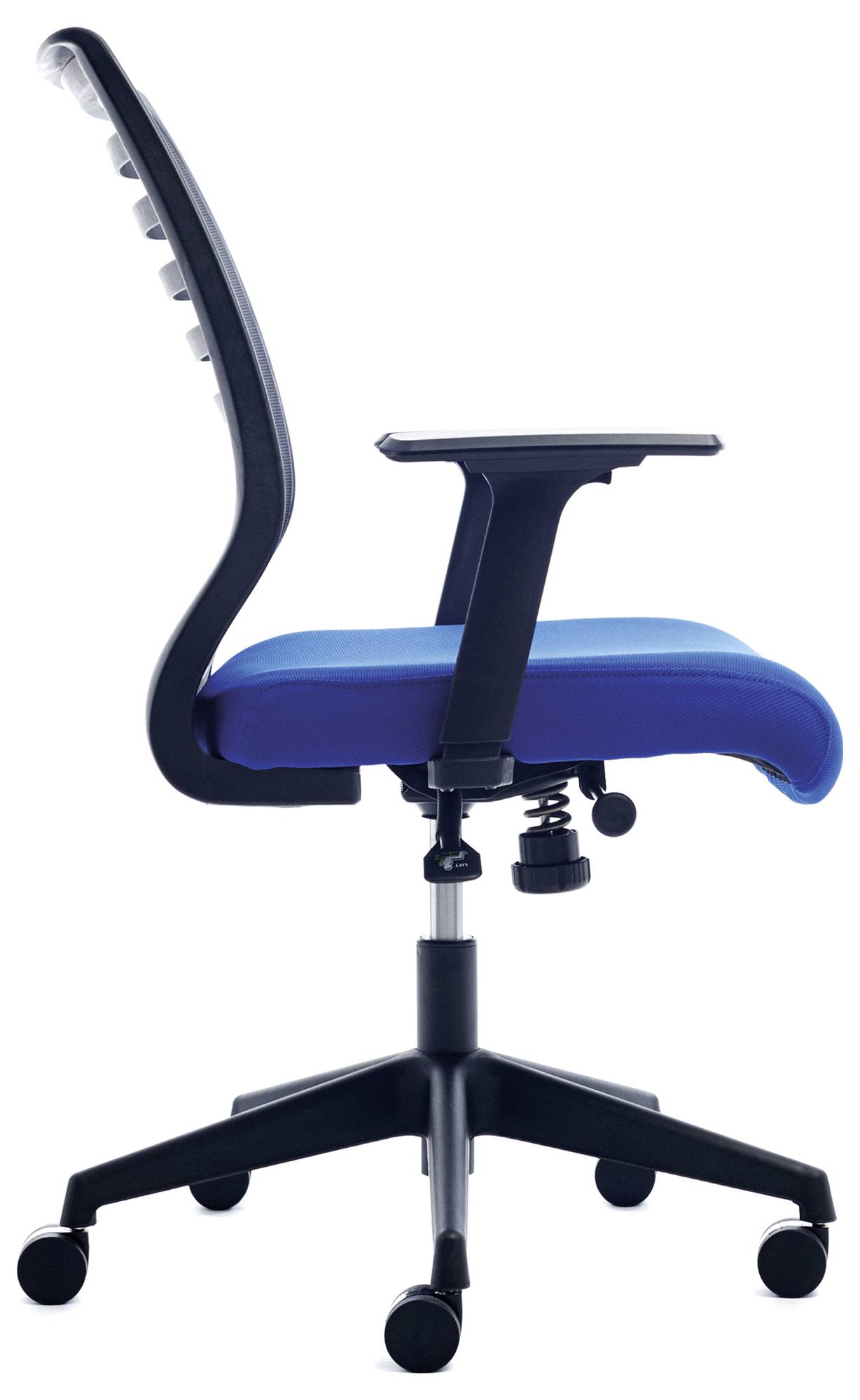 Krzesło biurowe z niebieskim siedziskiem i czarną ramą oparcia, przedstawione z boku. Regulowana wysokość siedziska, kółka przy nogach.