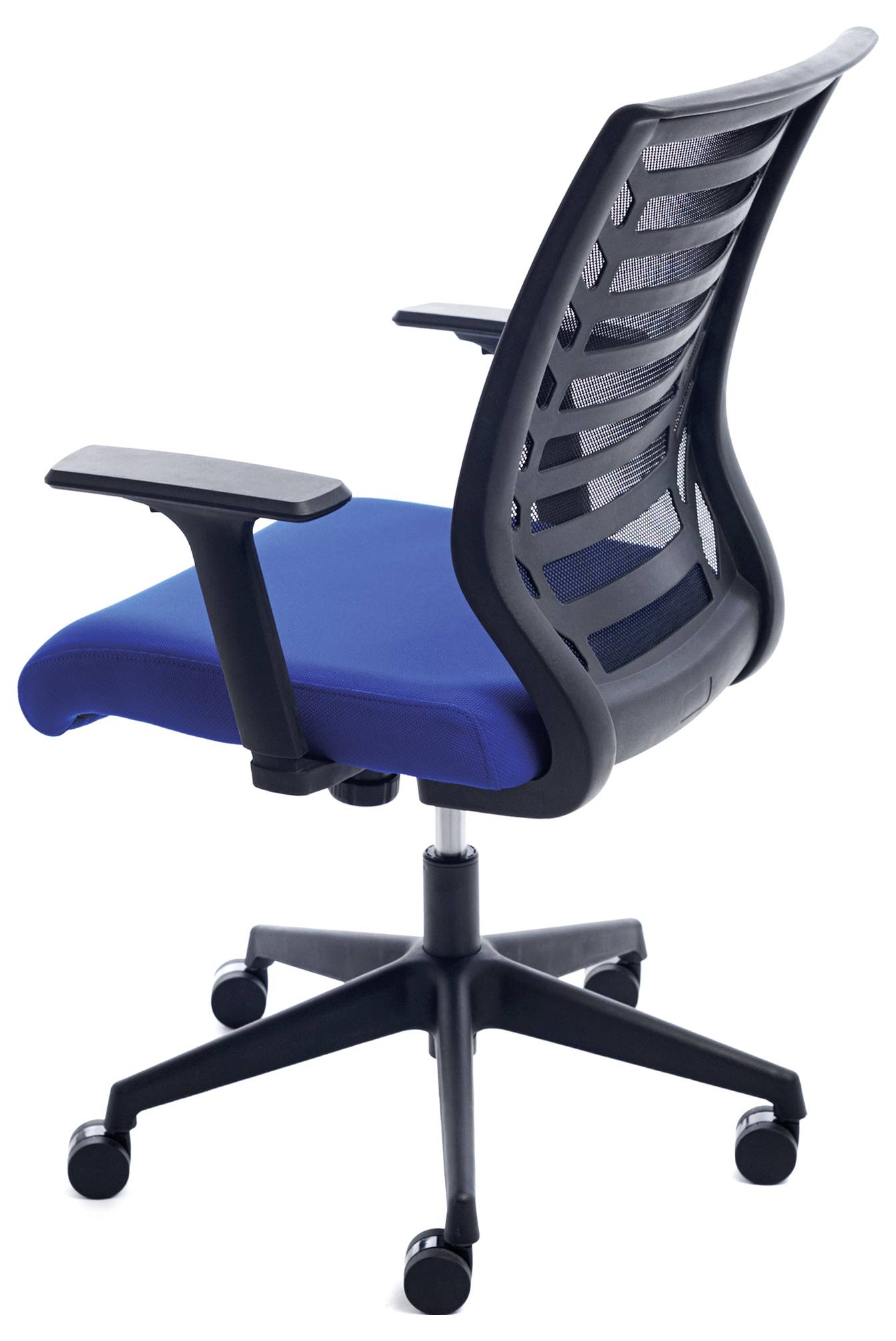 Niebieski fotel biurowy z czarnymi podłokietnikami i siedziskiem z siatki, na kółkach.