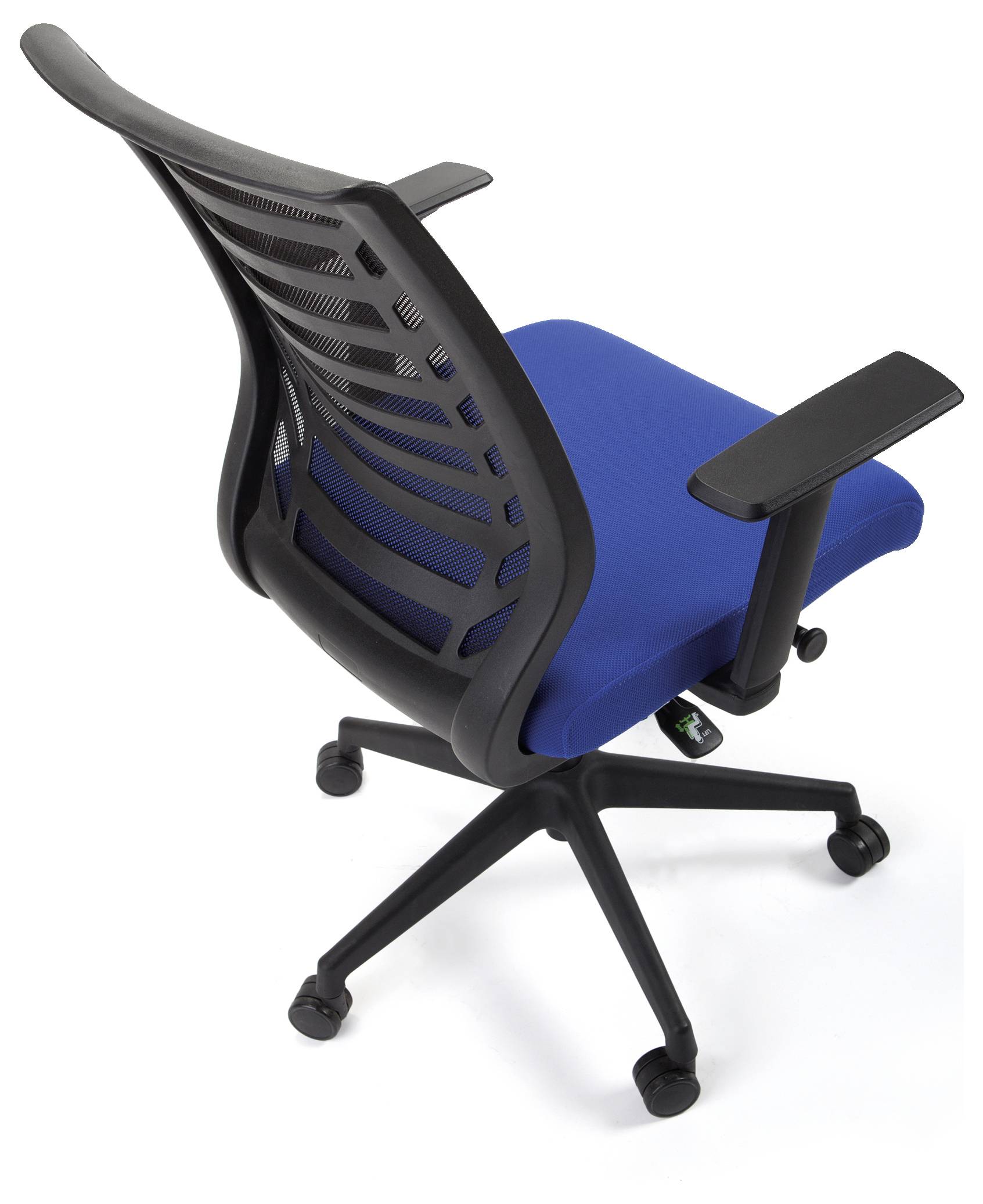 Czarny fotel biurowy z niebieskim siedziskiem, ergonomiczną budową i regulowanymi podłokietnikami, zamontowany na kółkach.