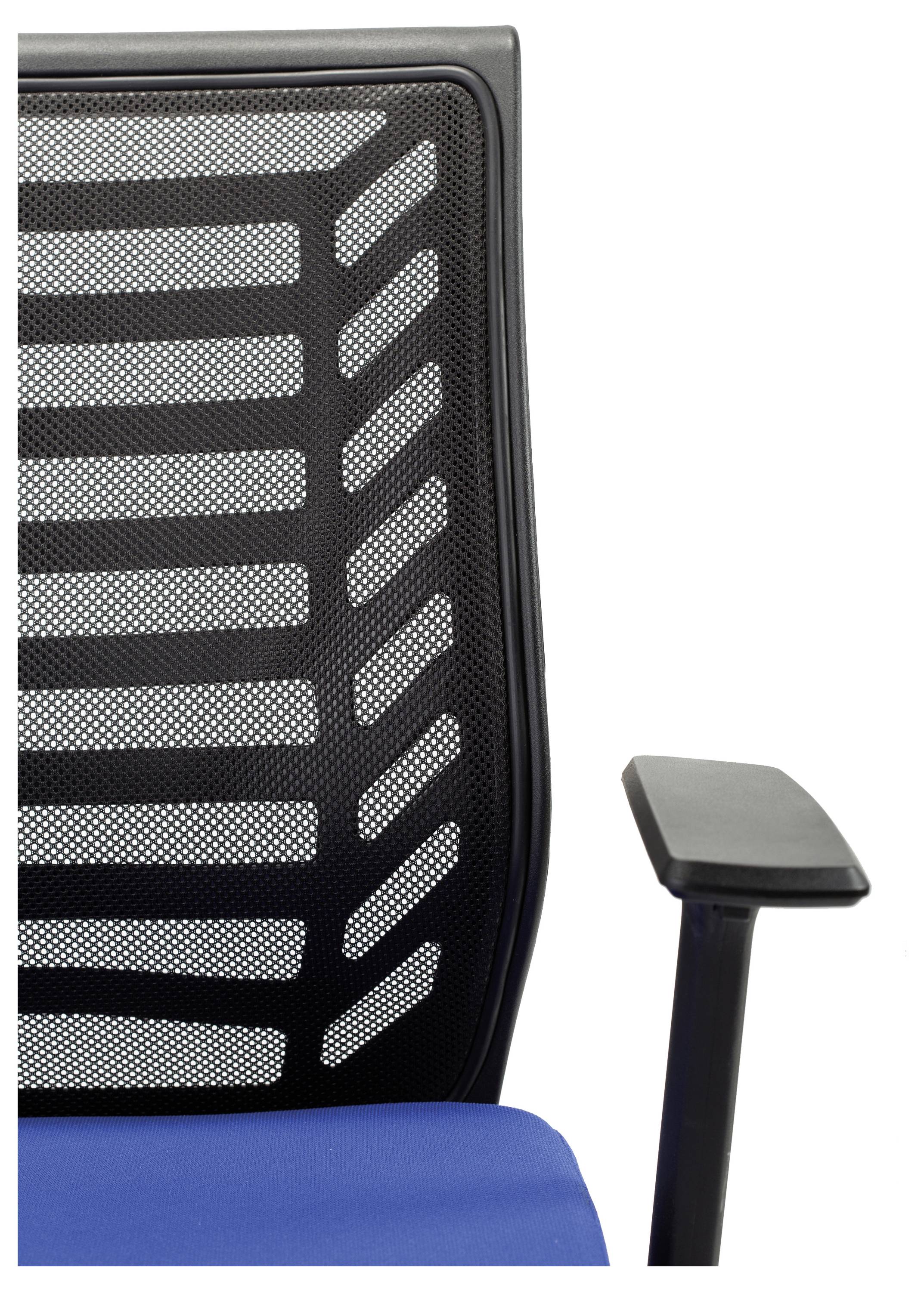 Czarno-szary fotel biurowy z siatkową tylną częścią oparcia i niebieskim siedziskiem. Podłokietnik po prawej stronie jest również czarny.