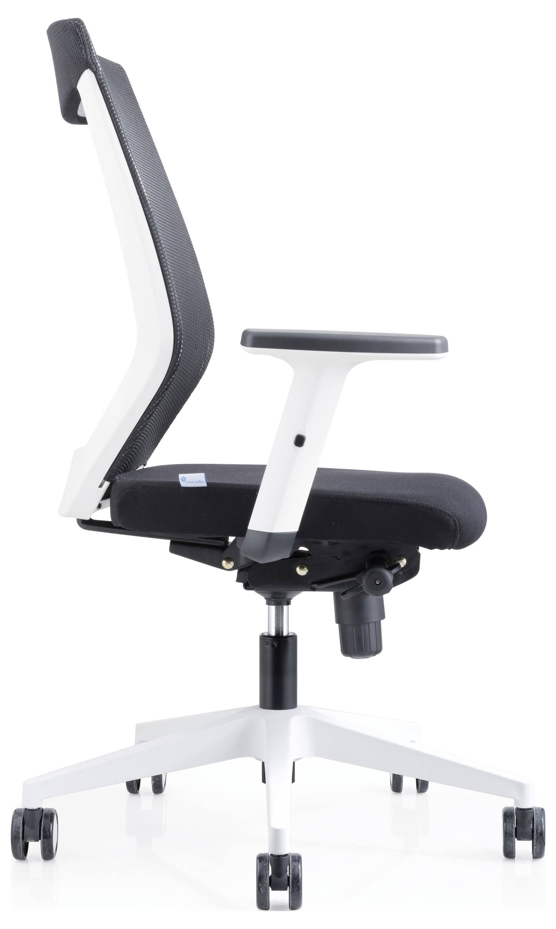 Czarny fotel biurowy z białymi akcentami, z regulowanymi podłokietnikami, obrotowy, na kółkach. Odpowiedni do ergonomicznego siedzenia.