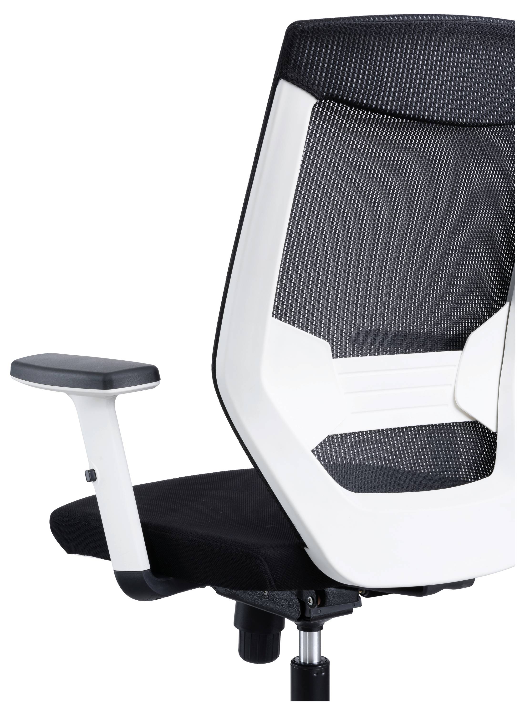 Nowoczesny fotel biurowy z białą ramą, czarnym siateczkowym oparciem i czarnymi tapicerowanymi elementami, prezentujący regulowaną podłokietnik.