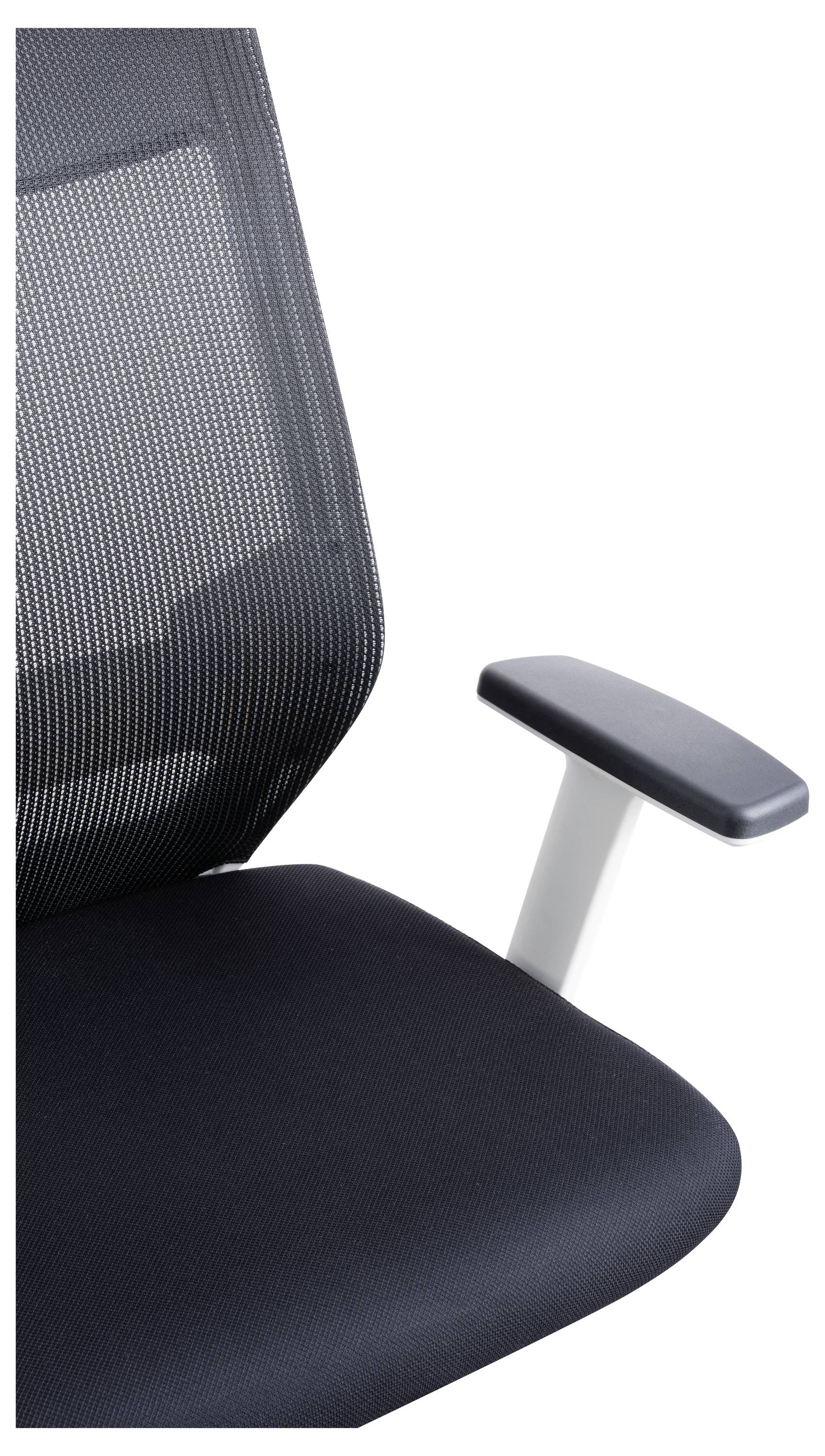 Czarny fotel biurowy z siatkową oparką i tapicerowanym siedziskiem, widoczny prawy podłokietnik.