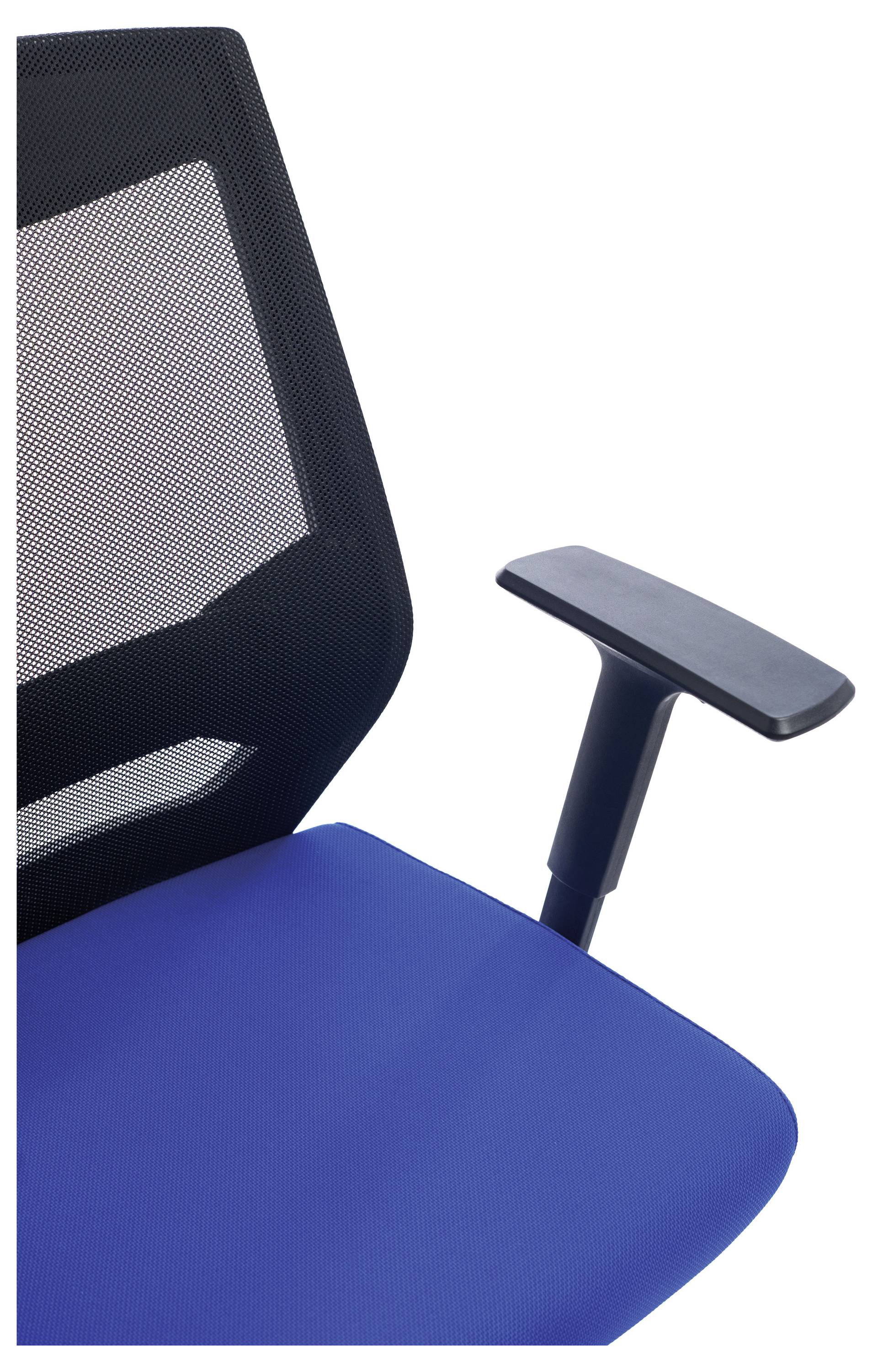 Krzesło biurowe z czarną siateczkową oparką i niebieskim siedziskiem, umieszczone po lewej stronie obrazka. Po prawej stronie widoczna podłokietnik.