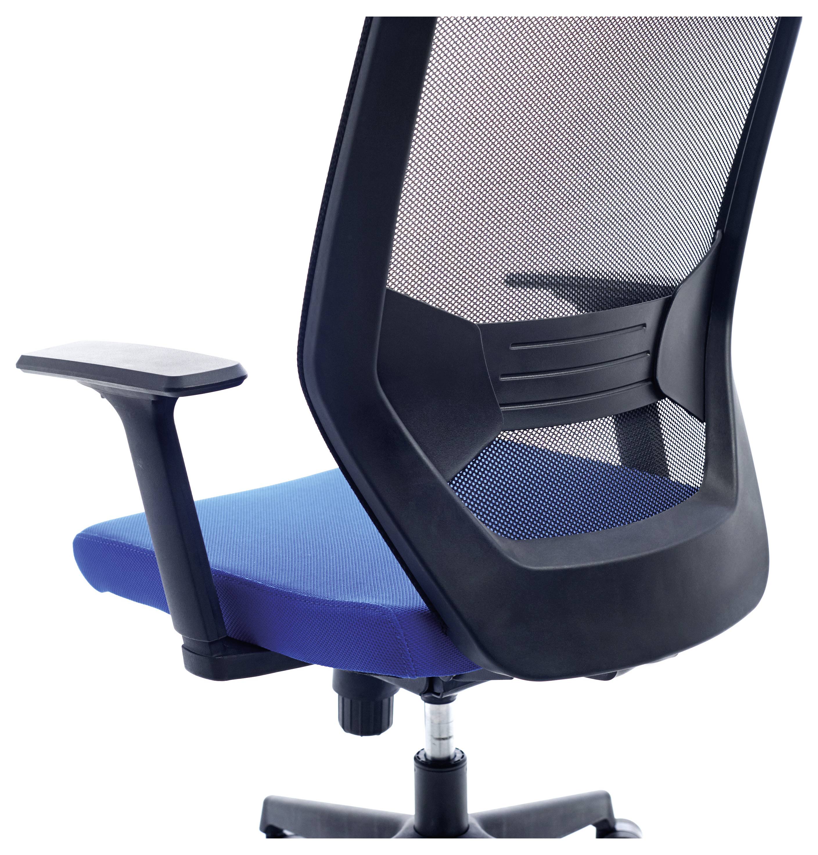 Fotel obrotowy z niebieskim siedziskiem i czarnym oparciem siatkowym, dodatkowo wyposażony w regulowane na wysokość podłokietniki oraz podstawę na kółkach.