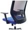 Fotel obrotowy z niebieskim siedziskiem i czarnym oparciem siatkowym, dodatkowo wyposażony w regulowane na wysokość podłokietniki oraz podstawę na kółkach.