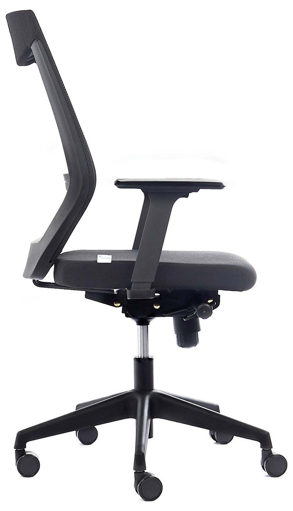 Czarny fotel biurowy z regulowanym oparciem i podłokietnikami, osadzony na pięciu kółkach na podstawie w kształcie gwiazdy, zapewniający mobilność.