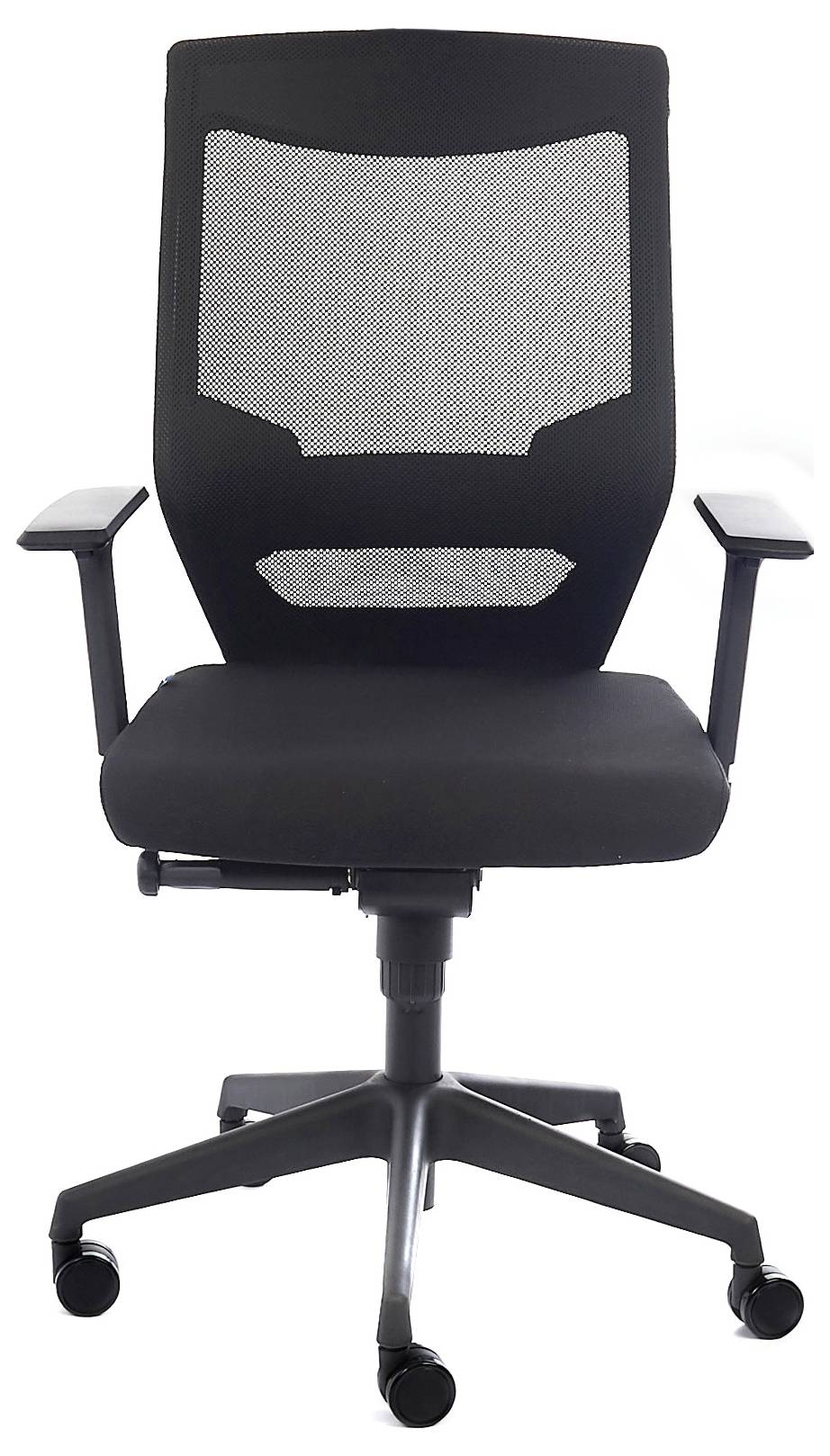 Czarny, tapicerowany obrotowy fotel biurowy z siatkową oparką i podłokietnikami, osadzony na pięcioramiennej podstawie z kółkami.