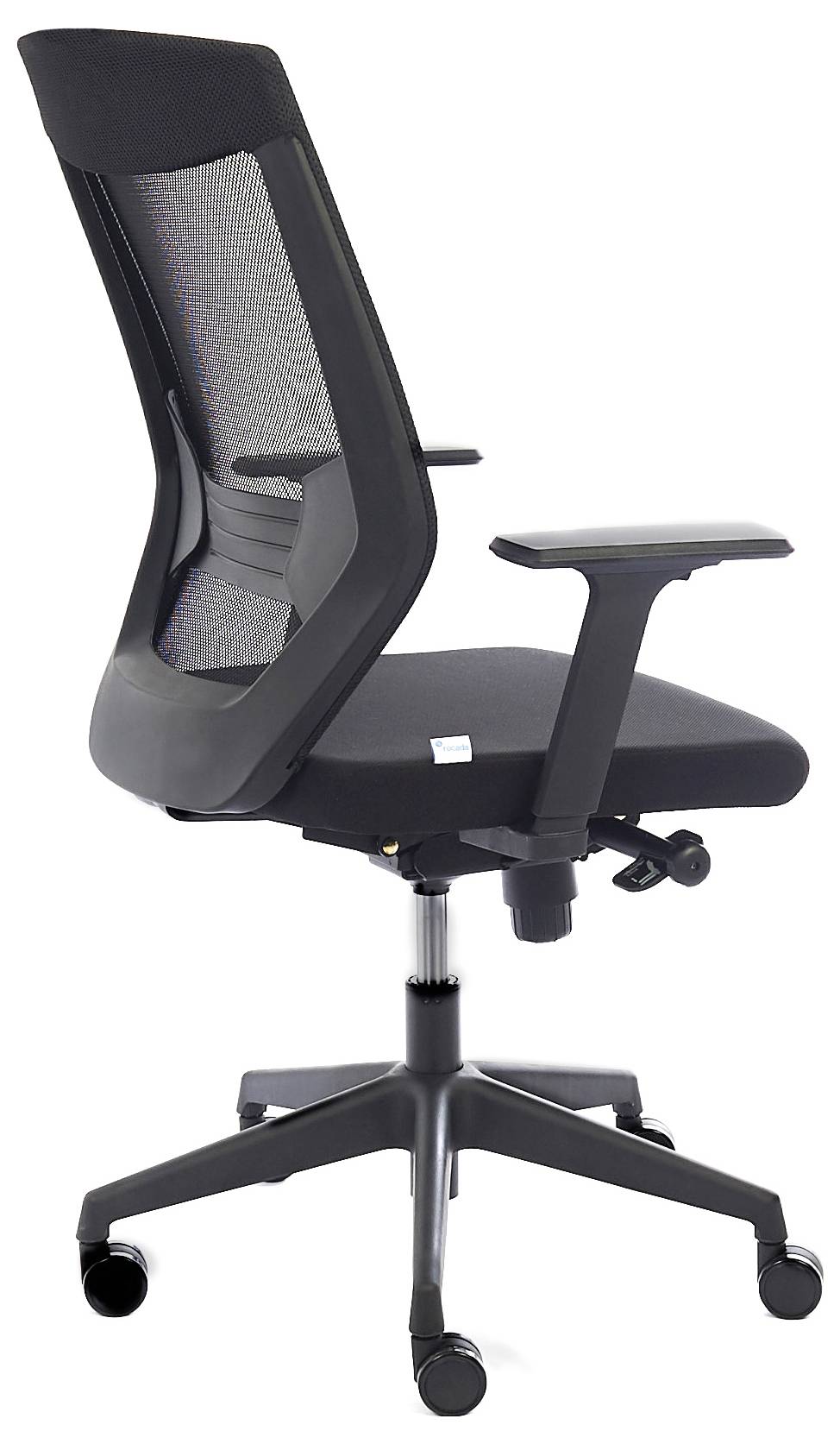 Czarny fotel biurowy z siateczkowym oparciem, regulowanymi podłokietnikami i kółkami, widok z boku. Idealny dla ergonomicznego komfortu.