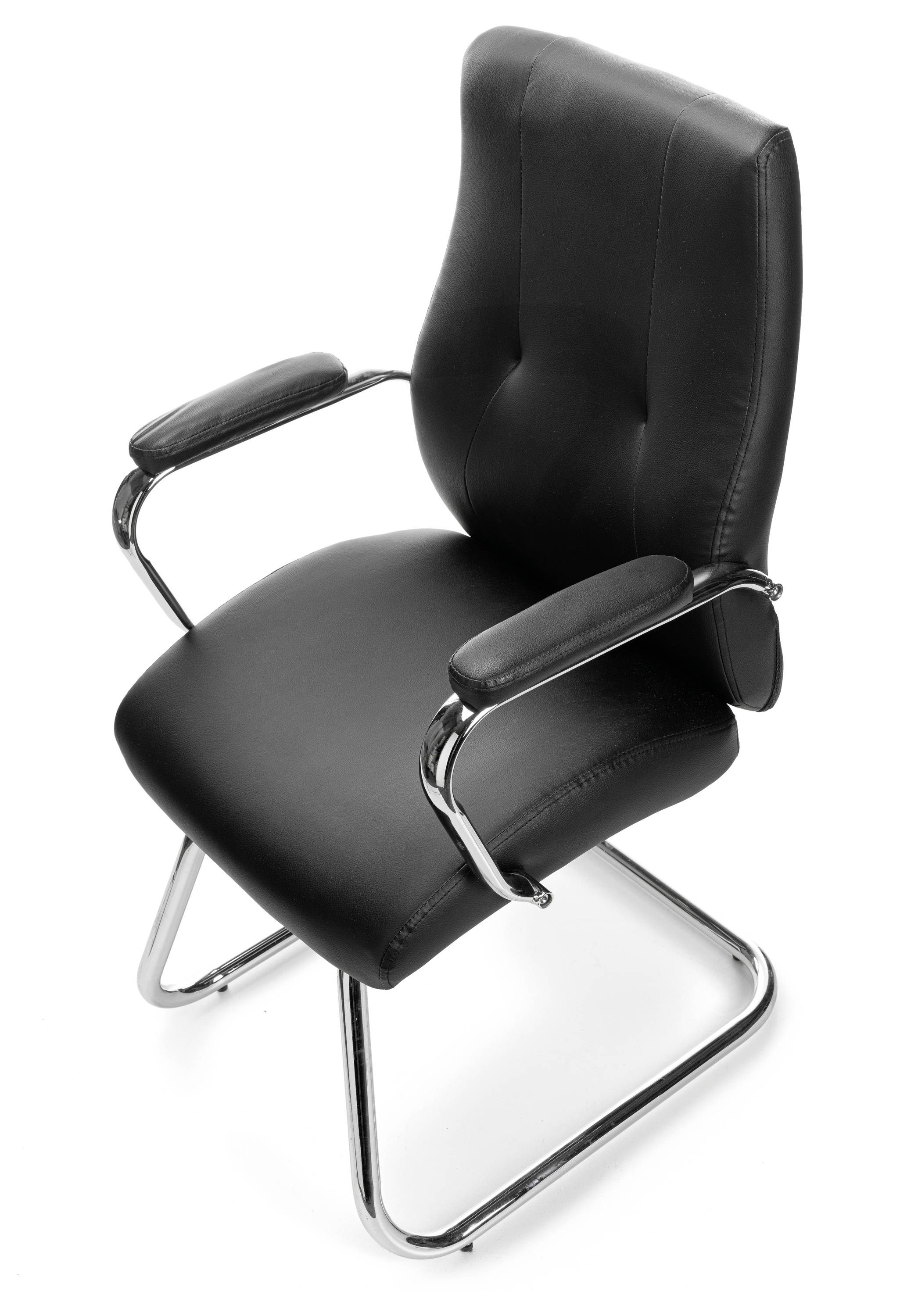 Czarny fotel biurowy z tapicerowanymi podłokietnikami i metalową podstawą.