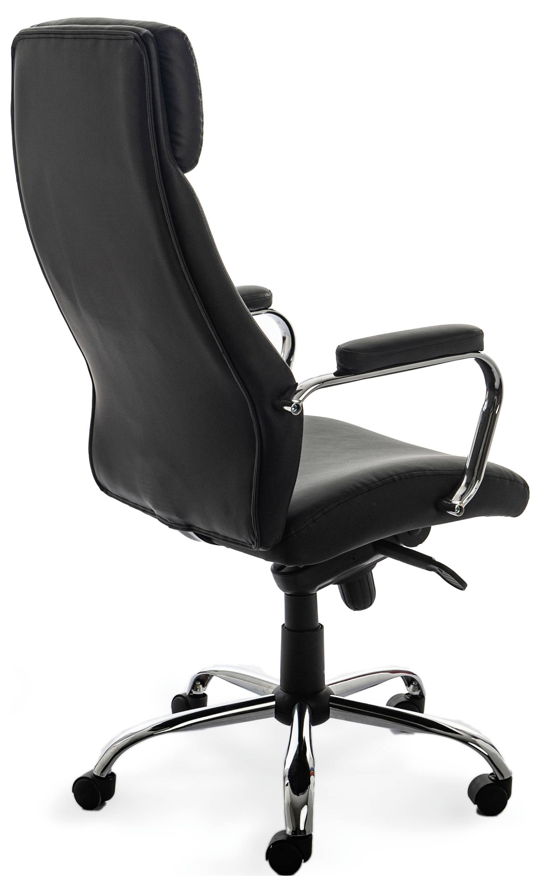 Czarny fotel biurowy z wysokim oparciem, podłokietnikami i chromowaną podstawą na kółkach, sfotografowany z boku.