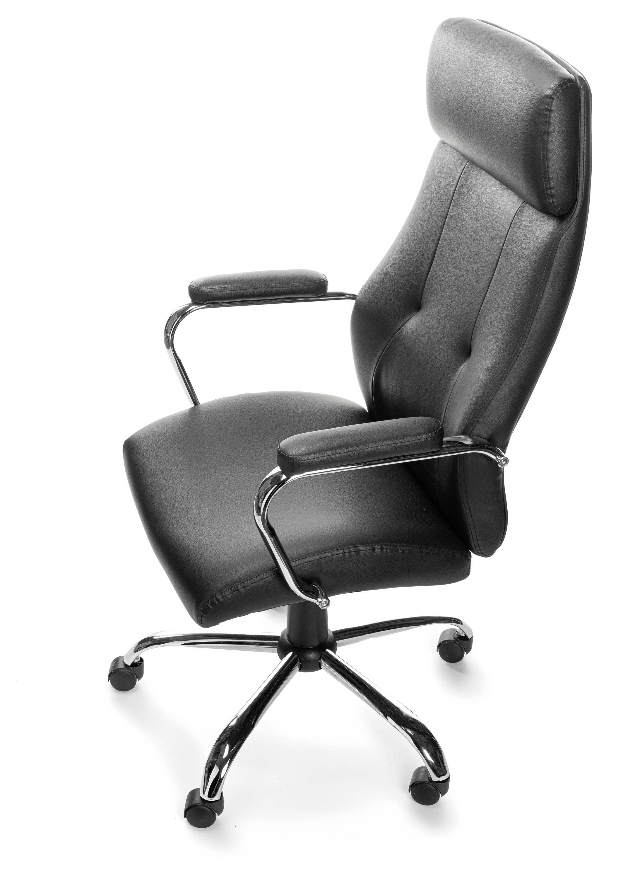 Czarny fotel biurowy z tapicerowanym oparciem i podłokietnikami, osadzony na chromowanej podstawie obrotowej z pięcioma kółkami.