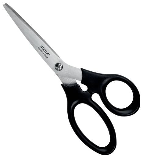 Czarne nożyczki z metalowymi ostrzami leżą zamknięte. Mają ergonomiczne uchwyty i wyglądają funkcjonalnie.