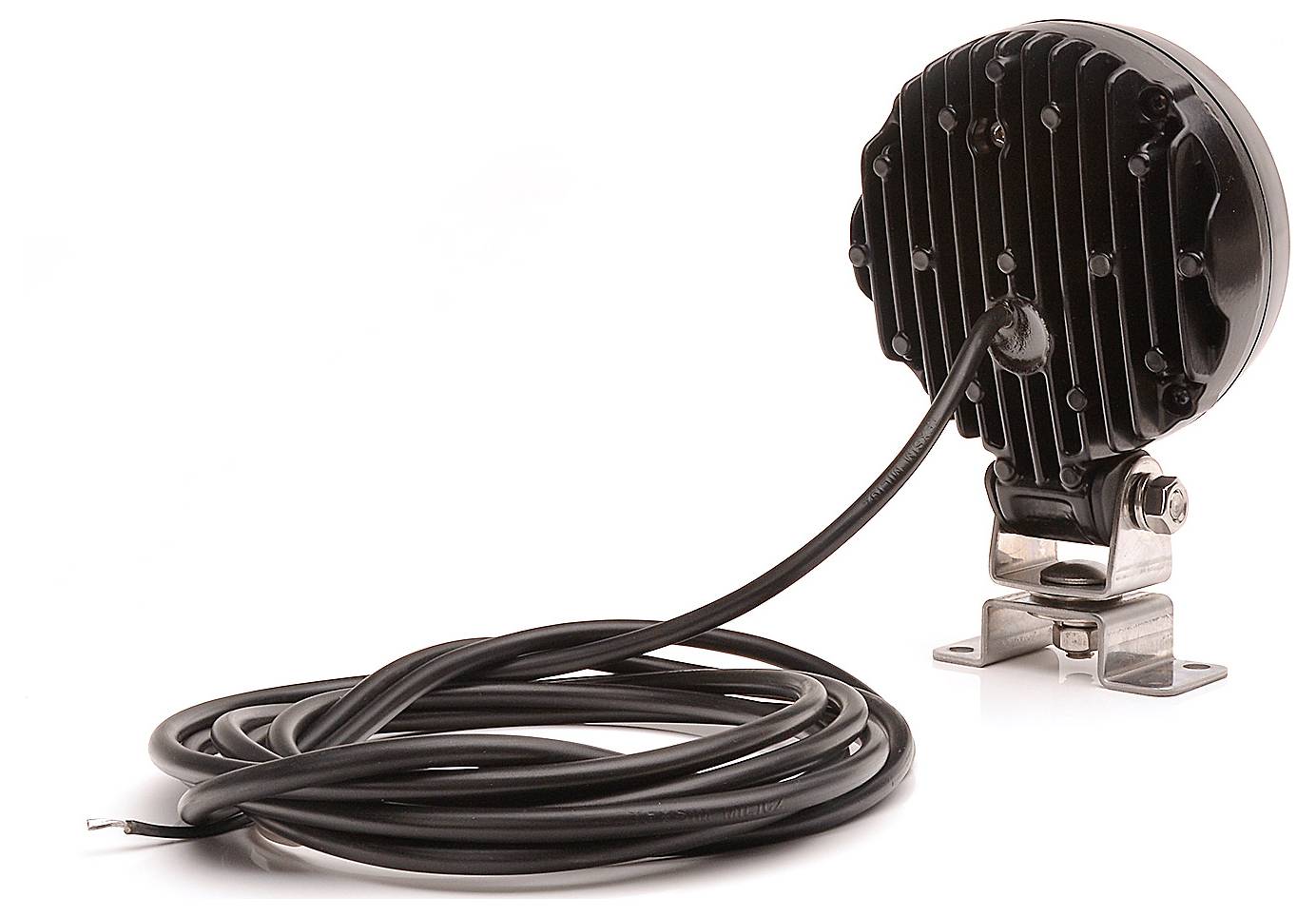 Okrągły reflektor LED z żeberkami chłodzącymi na tylnej części i długim przewodem, zamocowany na regulowanym metalowym uchwycie.