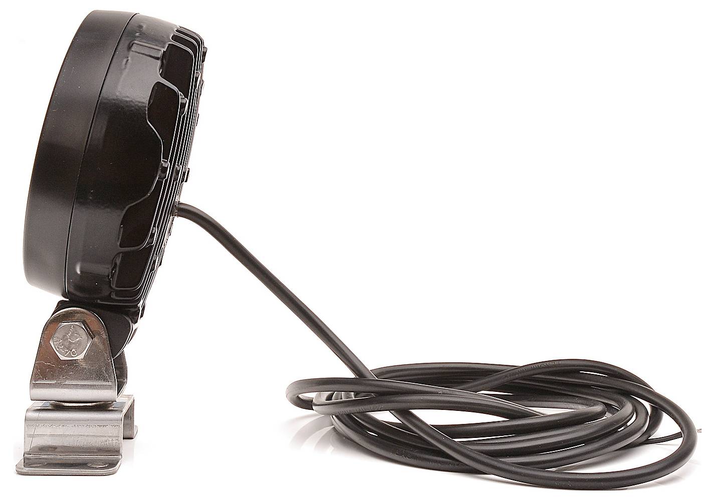 Okrągła, czarna lampa LED z podstawą montażową i długim przewodem, sfotografowana z boku od lewej strony na białym tle.