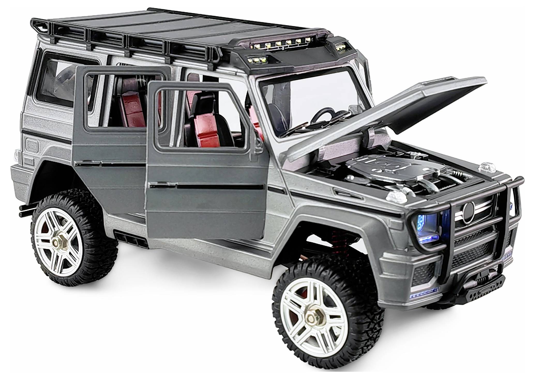 Miniaturowy model SUV-a z otwartymi drzwiami i uniesioną maską silnika, w kolorze srebrnym, z czerwonym wnętrzem. Prezentuje szczegóły projektu pojazdu.