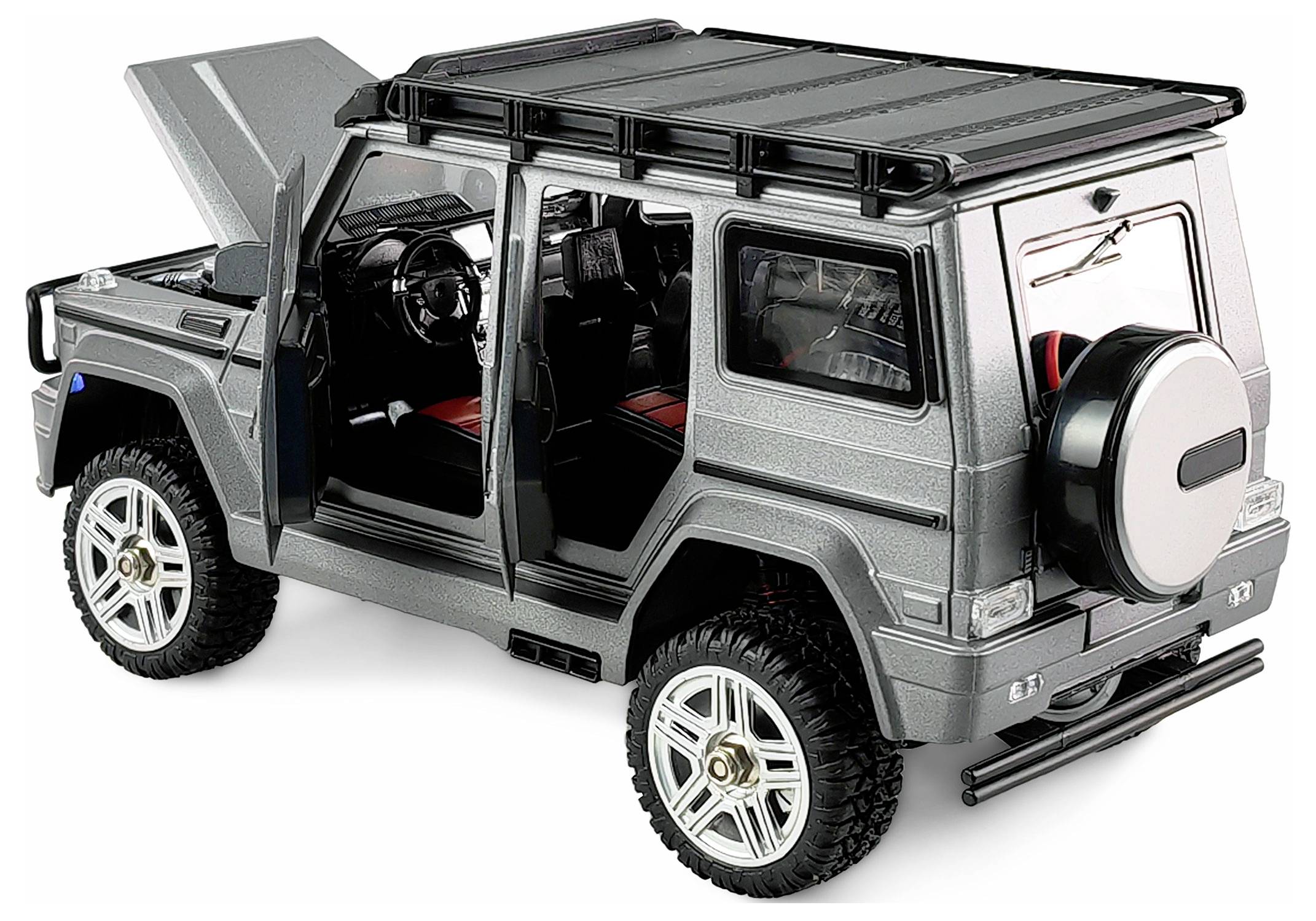 Szary model samochodu terenowego z otwartymi drzwiami i podniesionym silnikiem, z oponami z bieżnikiem i kołem zapasowym z tyłu.