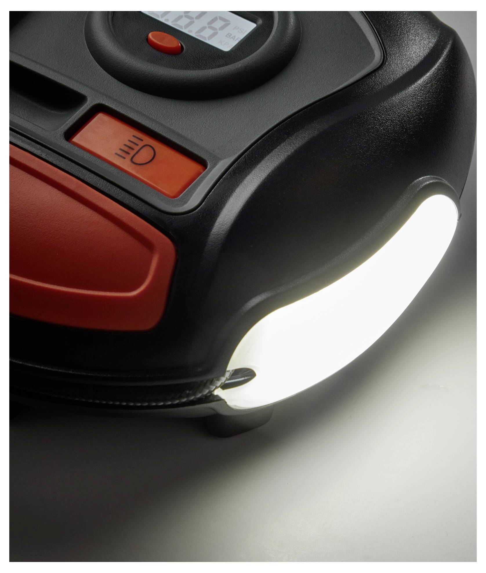 Przenośny, elektryczny kompresor powietrza z cyfrowym wyświetlaczem i świecącym światłem LED. Główne cechy są widoczne.