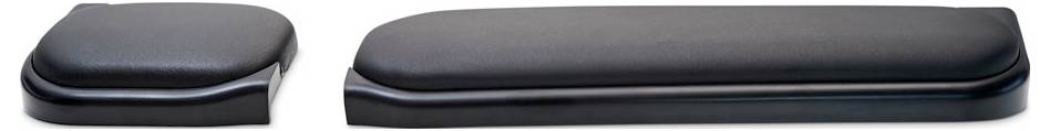 Dwie czarne poduszki na zagłówki do foteli samochodowych. Lewa jest mniejsza i kwadratowa, prawa jest większa i prostokątna.