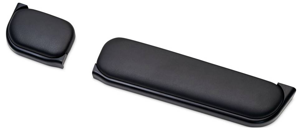 Dwie czarne poduszki na podłokietniki, jedna mała i okrągła, druga długa i prostokątna, na białym tle.