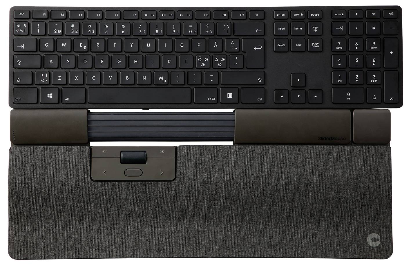 Klawiatura z podparciem nadgarstka i zintegrowanym touchpadem. Czarny układ klawiatury pełnowymiarowej z klawiszami funkcyjnymi i blokiem numerycznym.