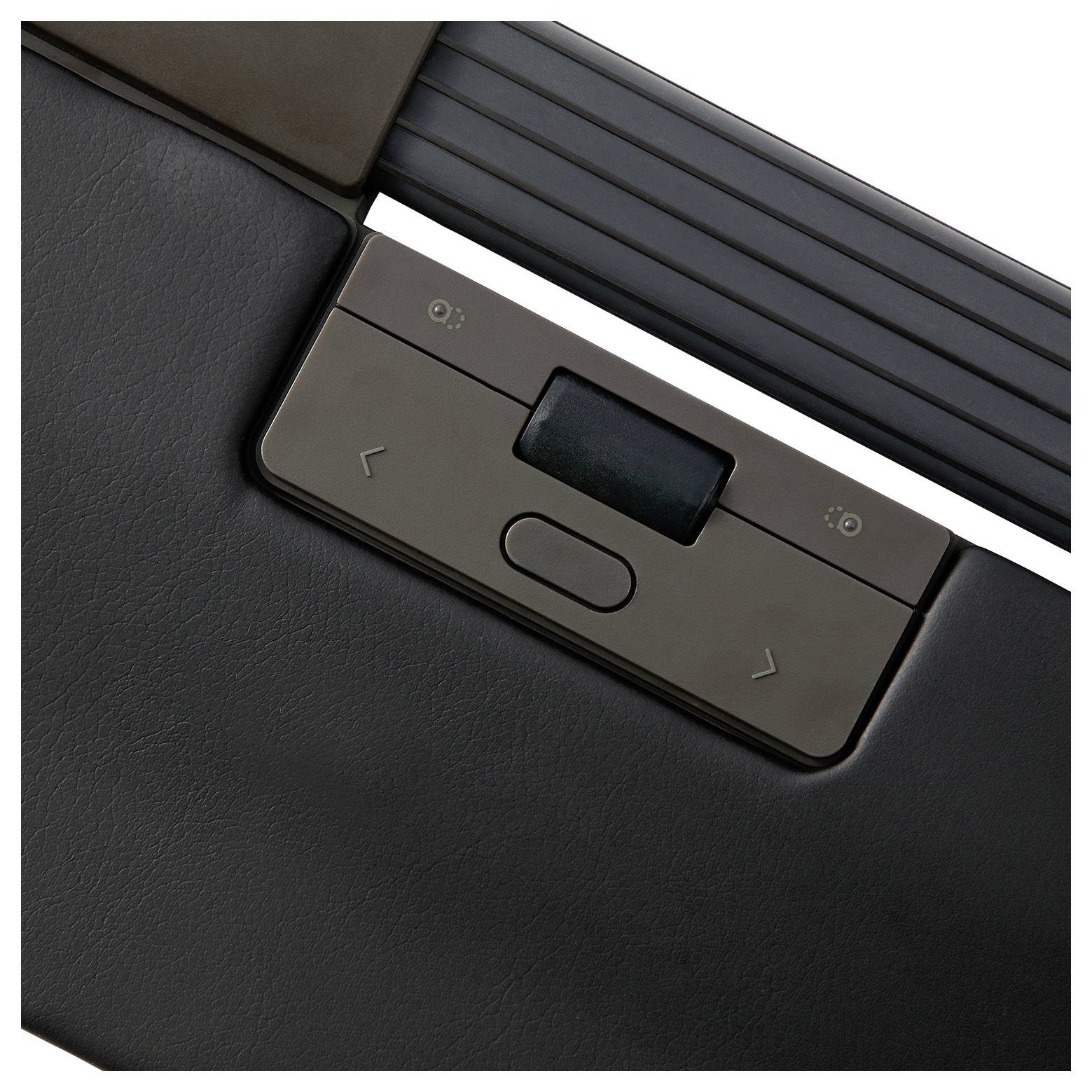 Zbliżenie na czarny panel sterowania taśmociągu z strzałkami kierunkowymi, centralnym przyciskiem i małym wyświetlaczem cyfrowym.