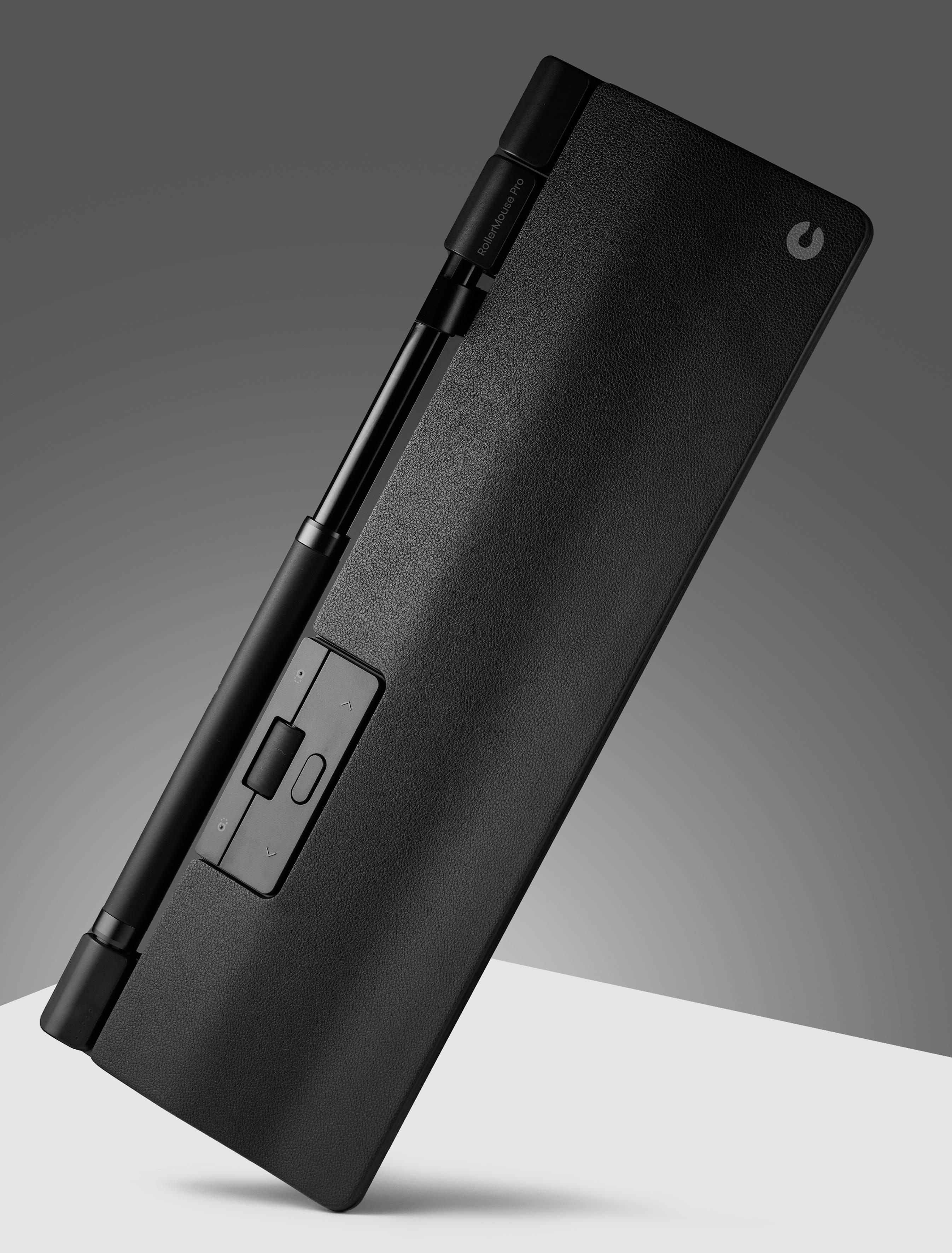 Czarna, składana, nowoczesna klawiatura w ukośnym ujęciu, z widocznym przełącznikiem i smukłą sylwetką, na szarym tle.