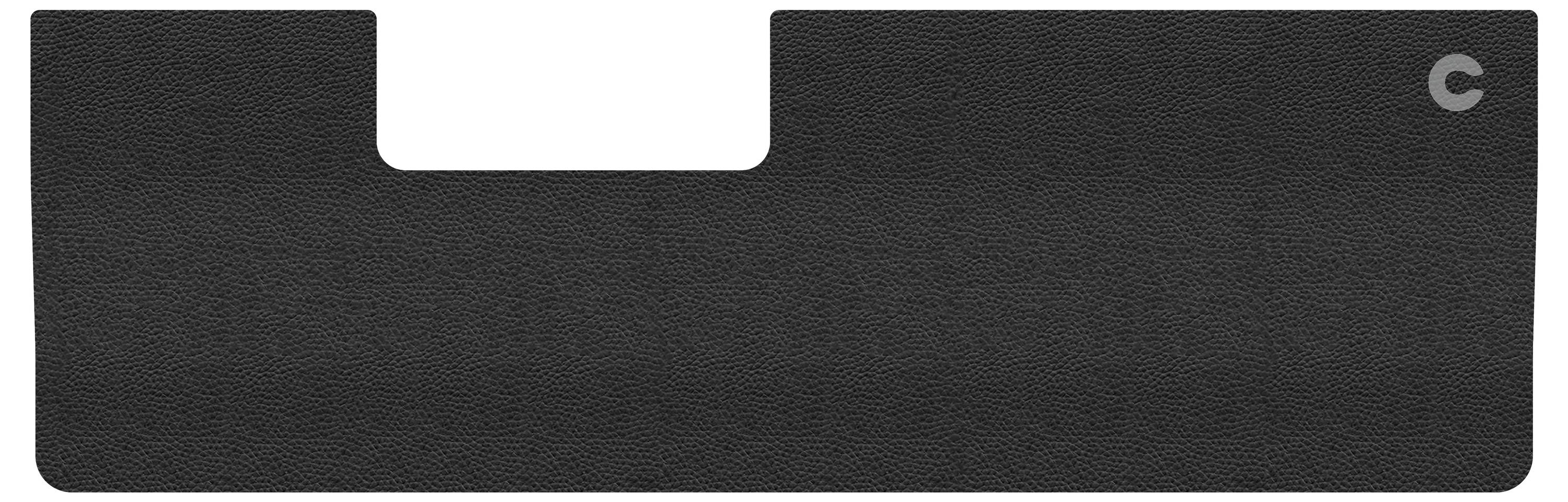 Czarny prostokątny materiał z wycięciem u góry i małą szarą literą 'C' w prawym górnym rogu.