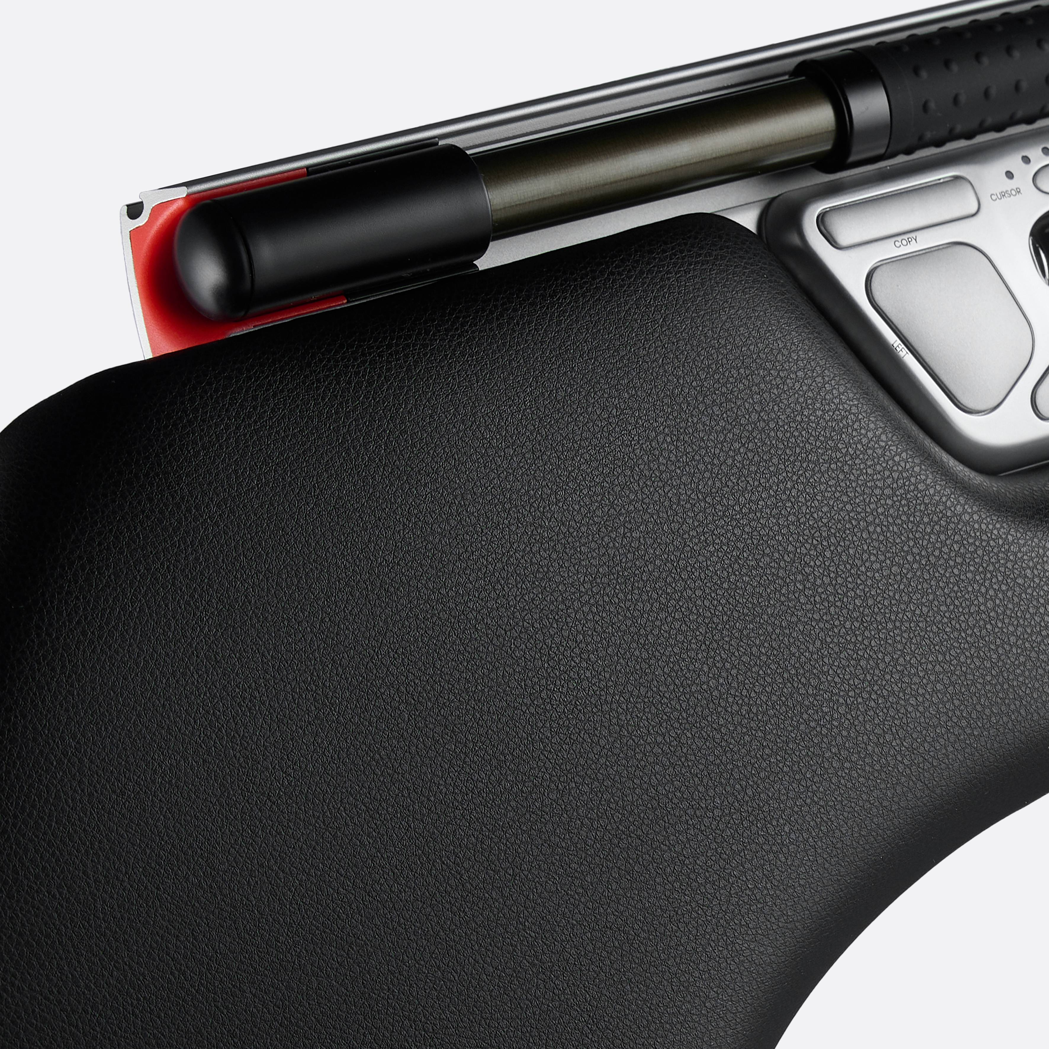 Laptop z wysuniętą kamerą internetową w zbliżeniu, z naciskiem na obiektyw kamery i zawias ekranu.