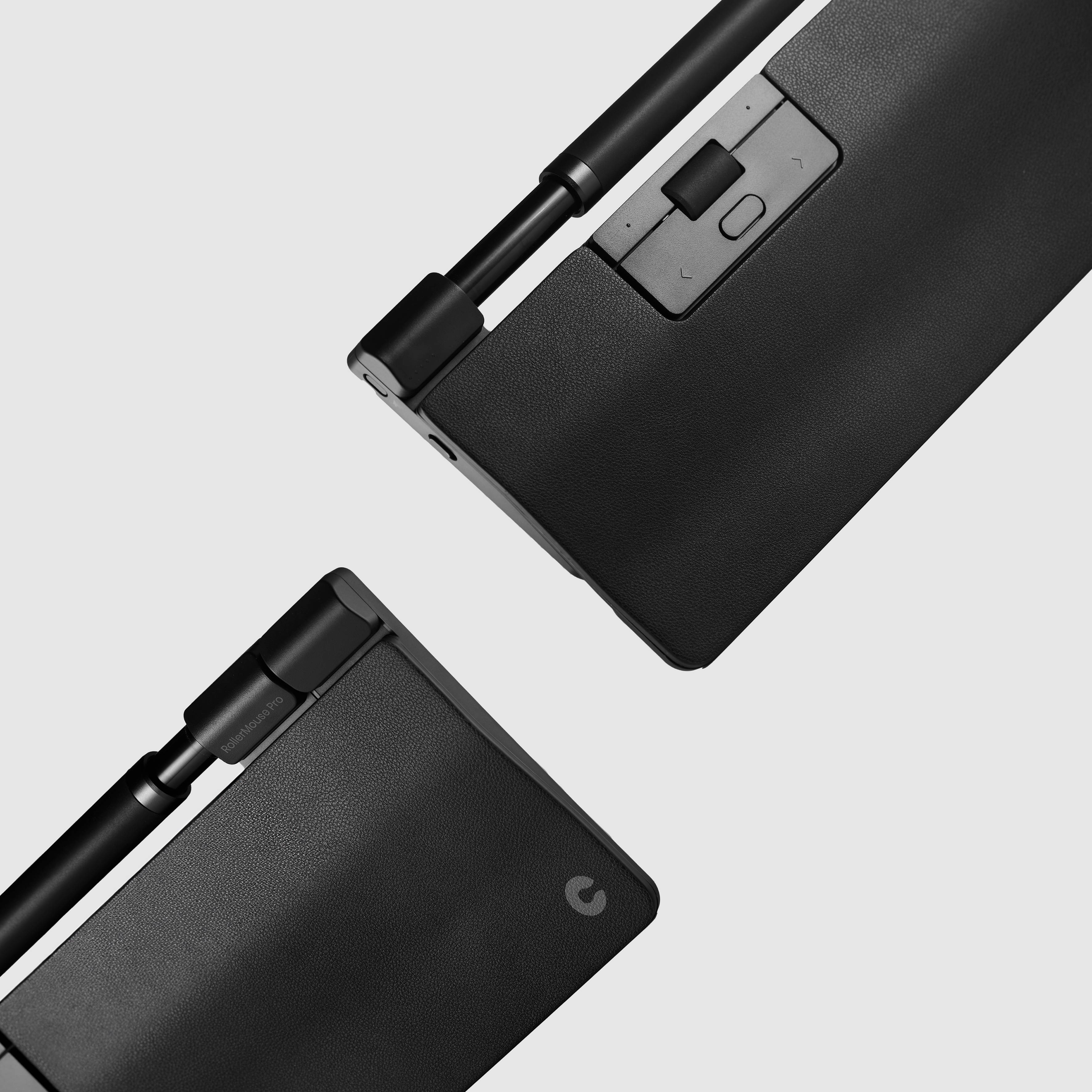 Dwie czarne bezprzewodowe klawiatury, jedna lekko otwarta. Prezentują minimalistyczny design i kompaktową budowę.