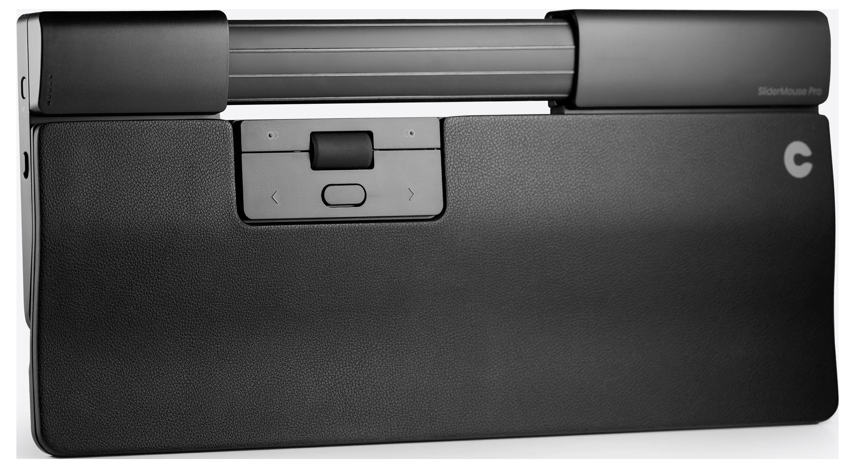 Prostokąt z mechanicznym, wysuwanym elementem i przyciskiem na środku. W prawym górnym rogu znajduje się małe logo C.