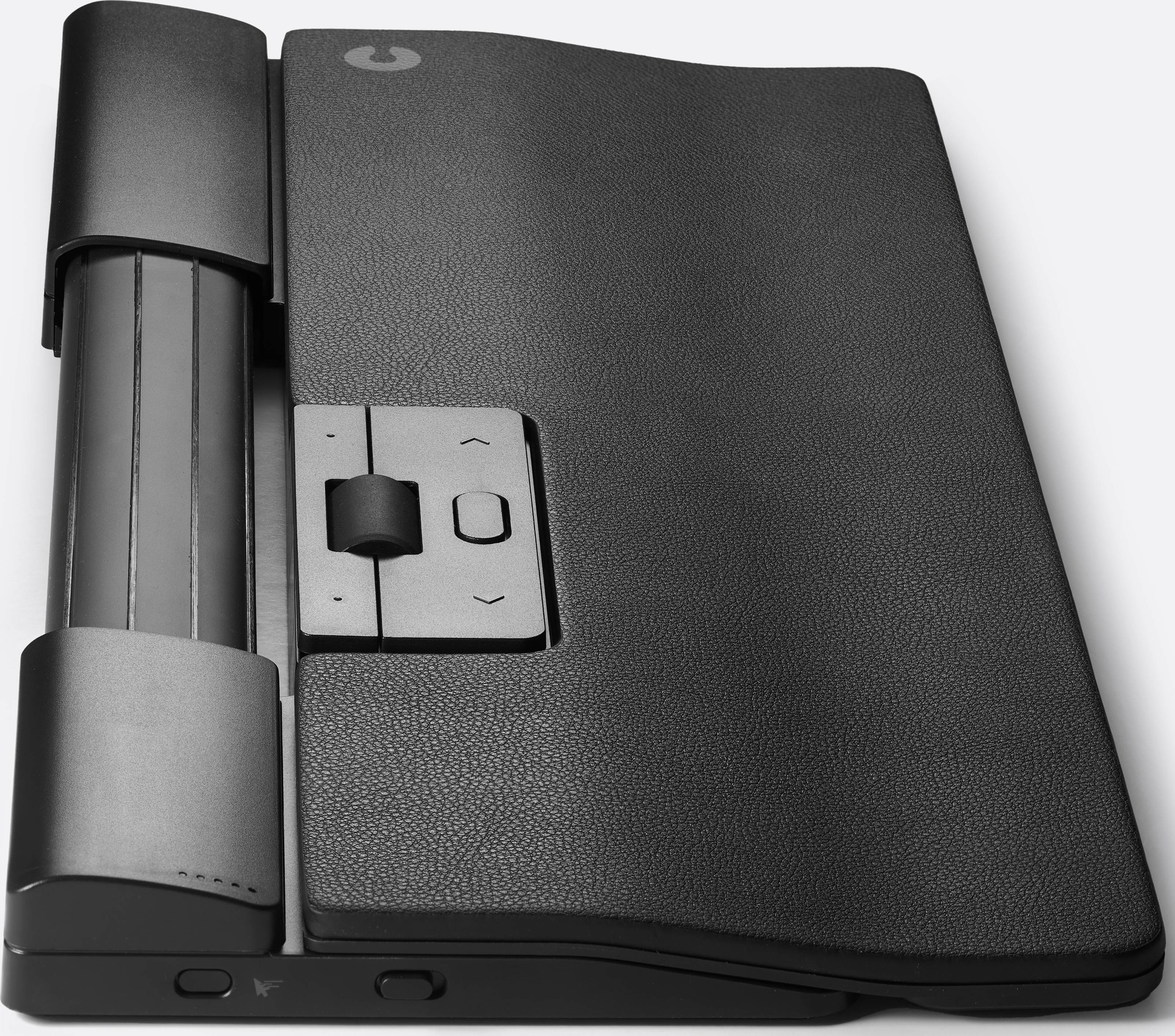 Smukłe, czarne, przenośne urządzenie z zaokrąglonym obudową i klawiszami pośrodku, prawdopodobnie akcesoria komputerowe.