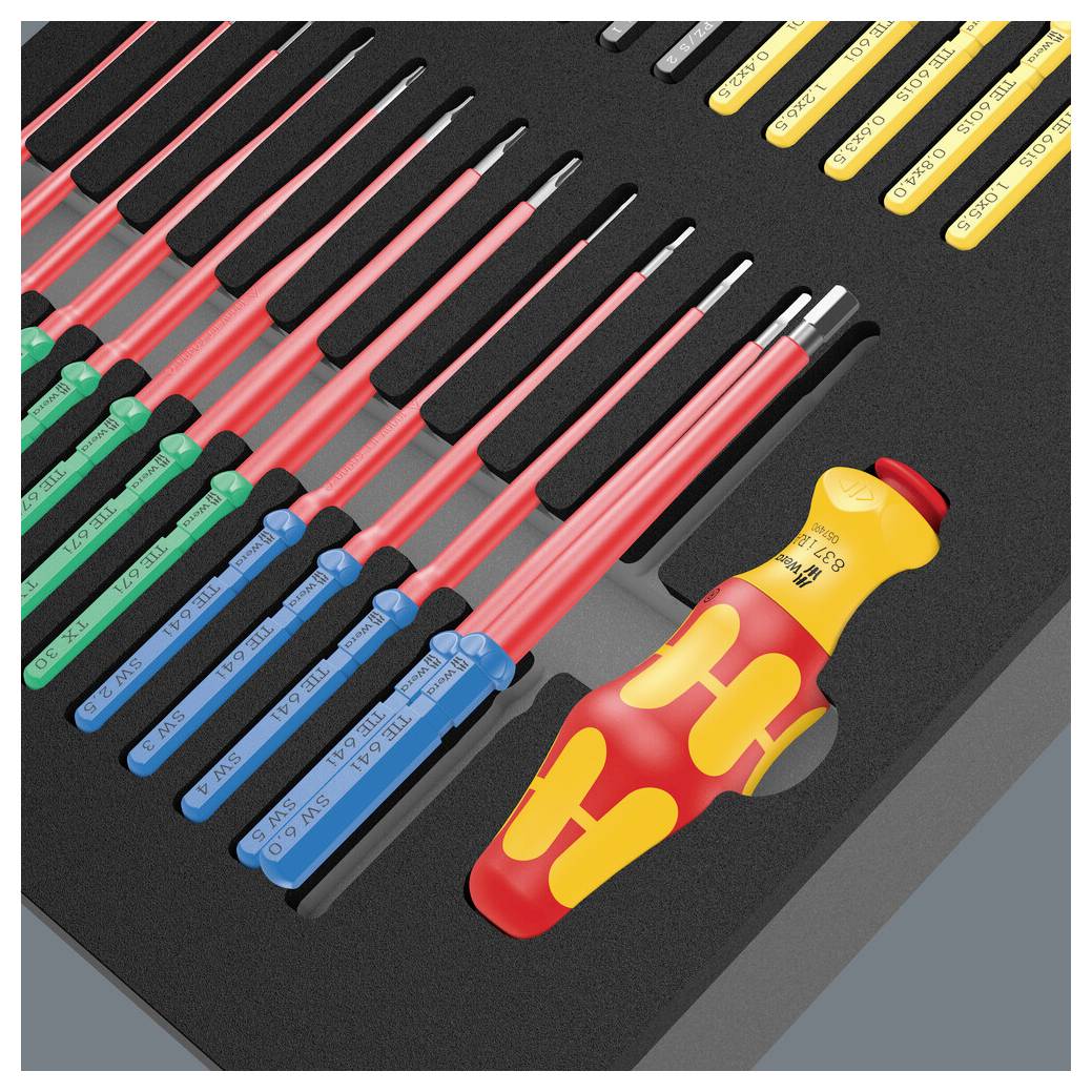 Zestaw precyzyjnych wkrętaków z różnokolorowymi uchwytami, starannie ułożony w piankowym pudełku.