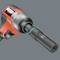 Elektryczny klucz udarowy w kolorach czarnym i pomarańczowym z nasadką 13 mm na szarym tle.
