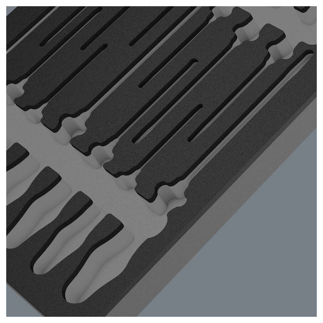 Zbliżenie czarnej, prostokątnej gąbki piankowej z wycięciami na szarym tle.