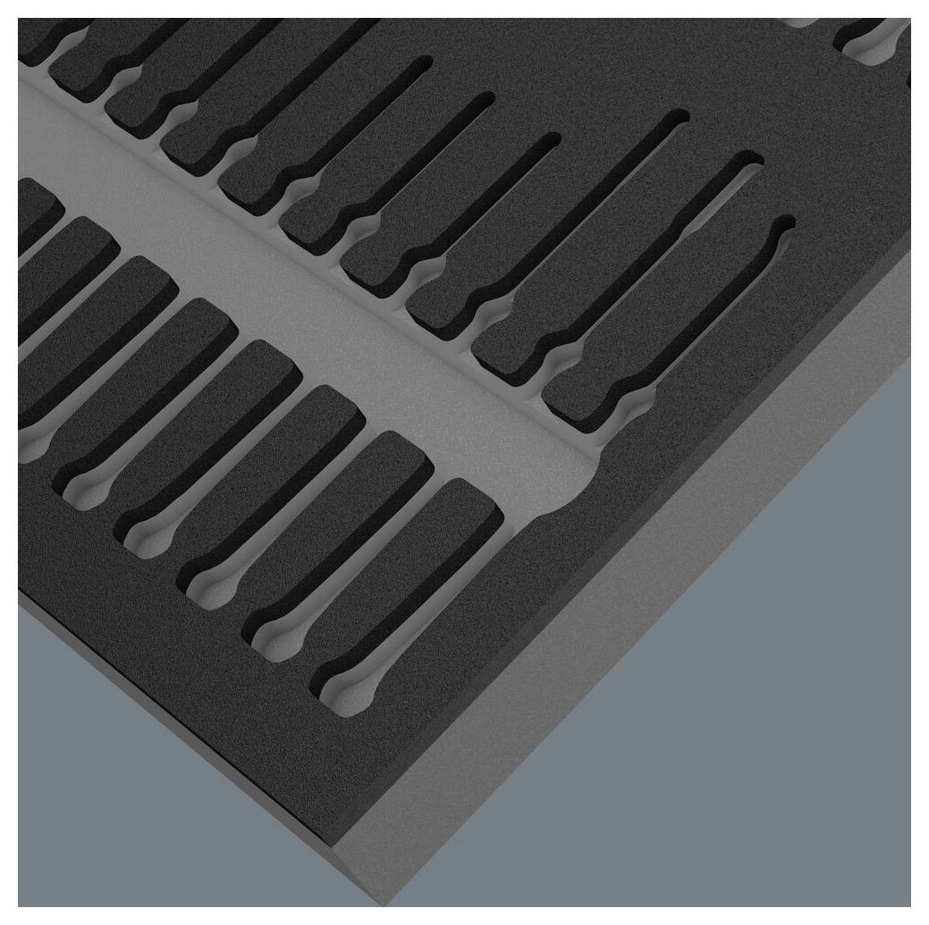 Czarna wkładka z pianki z wieloma podłużnymi komorami, ułożonymi ukośnie. Wygląda jak wkładka na narzędzia lub sprzęt.