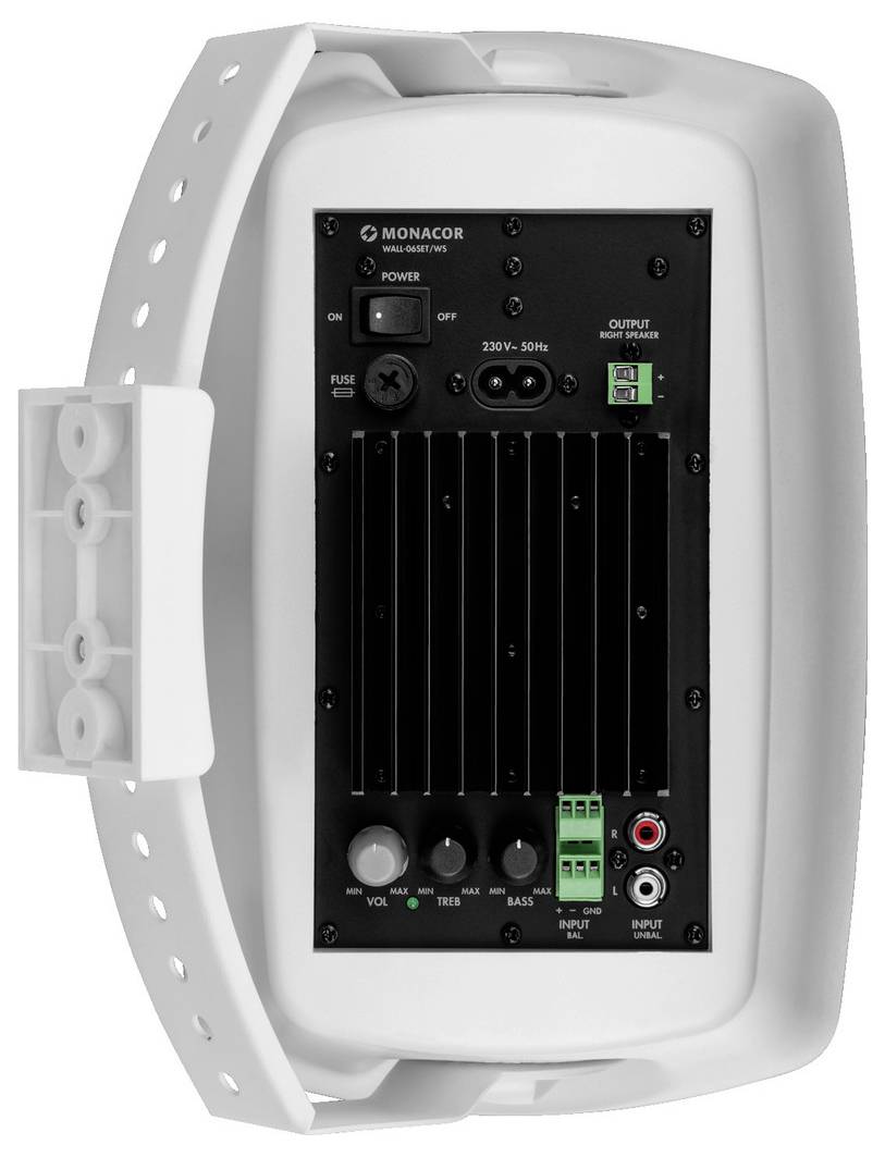 Widok z tyłu białego głośnika z różnymi złączami i elementami sterującymi, w tym regulatorami głośności i gniazdem zasilania.