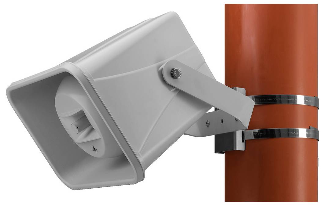 Biały głośnik zewnętrzny jest zamontowany na czerwonym słupie ze stalowymi opaskami. Głośnik ma kształt prostopadłościanu.