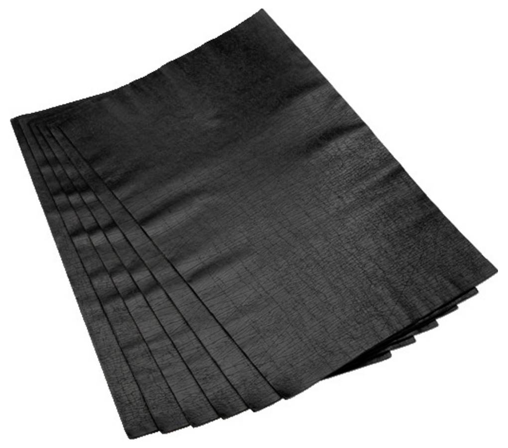 Stos czarnych płyt z tworzywa sztucznego, ułożonych lekko wachlarzowo, na białej powierzchni.