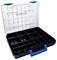 Przezroczysta skrzynka sortownicza z niebieskim uchwytem i 20 czarnymi przegródkami, odpowiednia do przechowywania narzędzi lub drobnych elementów.